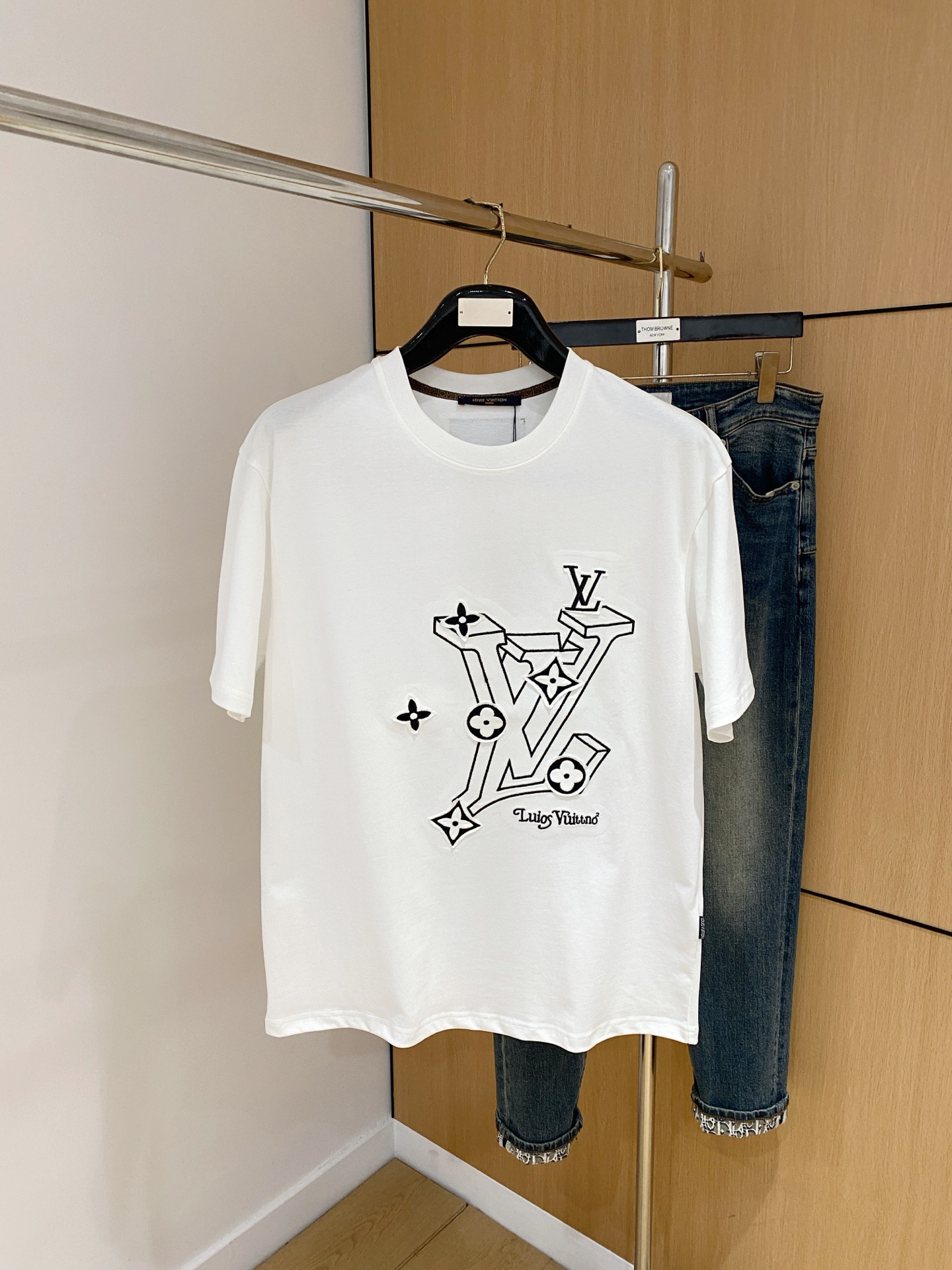 NO:441408,LV2025 summer new short-sleeved T-shirt, the personalized art series exclusively released on the entire network. The versatile details are perfectly processed and pure cotton fabric is very exquisite. Original fabric. The same high-quality and comfortable hand feels very fashionable and personalized. A super versatile and beautiful style for men and women. The same color is black and white. The number of numbers M-3XL, louis vuitton, T-shirt,tees, t-shirt,alexander wang19860909LV2025夏季新款短袖T恤,个性艺术系列全网独家首发 百搭款细节处理完美纯棉面料十分精致 原版面料 网红明星同款高版本 高品质手感非常舒服 时尚又个性 超级百搭好看的一款男女同款颜色黑、白 码数M-3XL,,louis vuitton,T-shirt,tees，t-shirt,alexander wang,Men's clothing