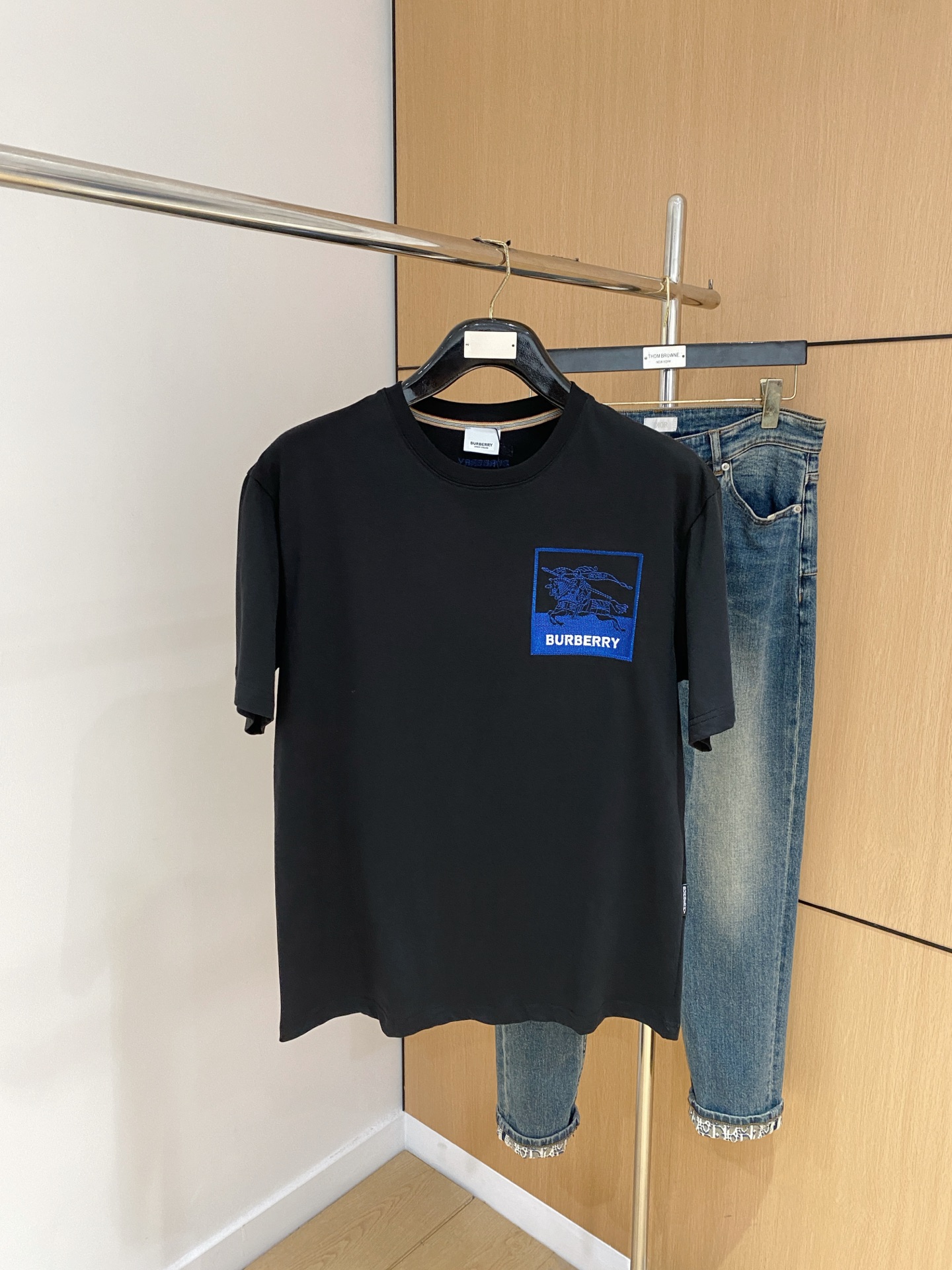 NO:507698,Burberry's new short-sleeved T-shirt in summer 2025, the personalized art series exclusively released on the entire network. The versatile details are perfectly processed and pure cotton fabric is very exquisite. Original fabric. The same high-quality and comfortable hand feels very fashionable and personalized. A super versatile and beautiful style for men and women. The same color is black and white. M-3XL, burberry, T-shirt,tees, t-shirt,alexander wang19860909巴宝莉2025夏季新款短袖T恤,个性艺术系列全网独家首发 百搭款细节处理完美纯棉面料十分精致 原版面料 网红明星同款高版本 高品质手感非常舒服 时尚又个性 超级百搭好看的一款男女同款颜色黑、白 码数M-3XL,,burberry,T-shirt,tees，t-shirt,alexander wang,Men's clothing