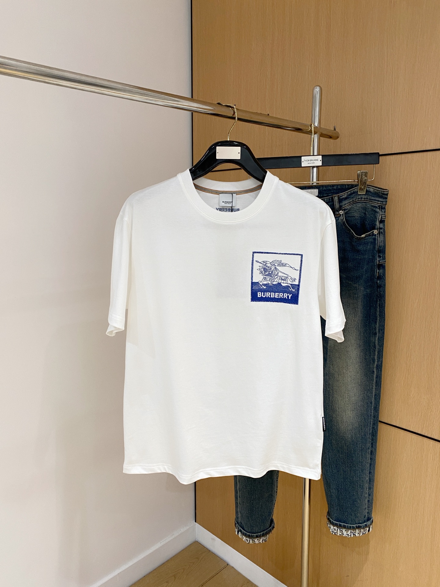 NO:441399,Burberry's new short-sleeved T-shirt in summer 2025, the personalized art series exclusively released on the entire network. The versatile details are perfectly processed and pure cotton fabric is very exquisite. Original fabric. The same high-quality and comfortable hand feels very fashionable and personalized. A super versatile and beautiful style for men and women. The same color is black and white. M-3XL, burberry, T-shirt,tees, t-shirt,alexander wang19860909巴宝莉2025夏季新款短袖T恤,个性艺术系列全网独家首发 百搭款细节处理完美纯棉面料十分精致 原版面料 网红明星同款高版本 高品质手感非常舒服 时尚又个性 超级百搭好看的一款男女同款颜色黑、白 码数M-3XL,,burberry,T-shirt,tees，t-shirt,alexander wang,Men's clothing