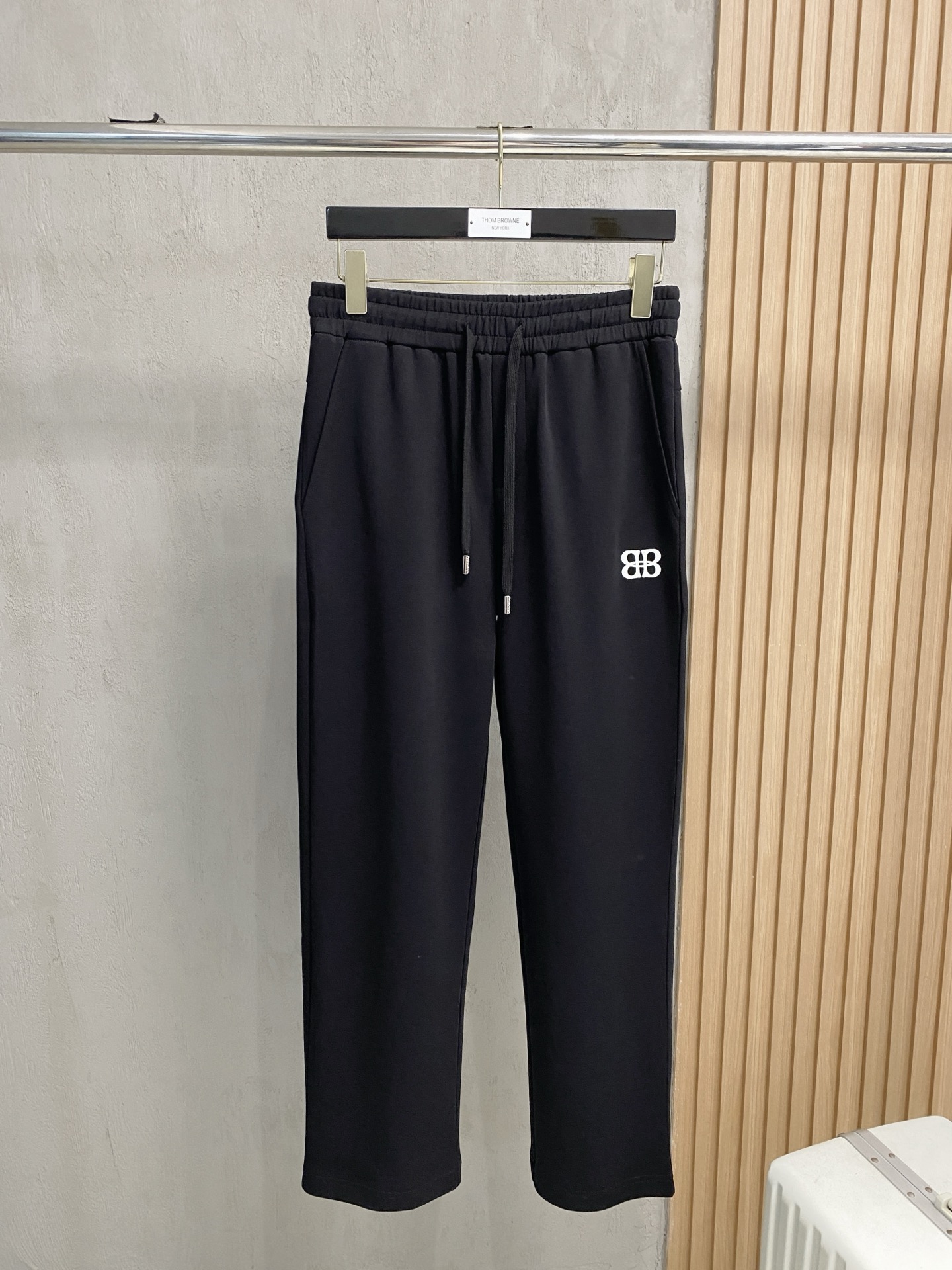 NO:437860,Balenciaga [New Product] 25SS Summer New Leisure Pants. Customized copper-ammonia silk air-layer blended fabric, anti-wrinkle, non-stick gray and anti-static, the fabric is soft, comfortable and drapey. The upper body is stylish, three-dimensional cut design extends the leg lines, making it look taller and slimmer. The elastic waistband design is designed to retract and place freely, and the customized original drawstring is extremely recognizable. A casual pants suitable for various occasions, with a very outstanding upper body. The number of sizes M-3XL, balenciaga, alexander wang19860909巴黎世家【新品】25SS夏季新款休闲裤.定制铜氨丝空气层混纺面料,抗皱不粘灰抗静电,面料柔软舒适有垂感.立挺上身有型、立体裁剪设计拉长腿部线条,显高显瘦.松紧腰带设计,收放自如,订制原版抽绳.辨识度极高.一款适合多种场合穿搭的休闲裤,上身绝绝子.码数M-3XL,,balenciaga,alexander wang,Men's clothing