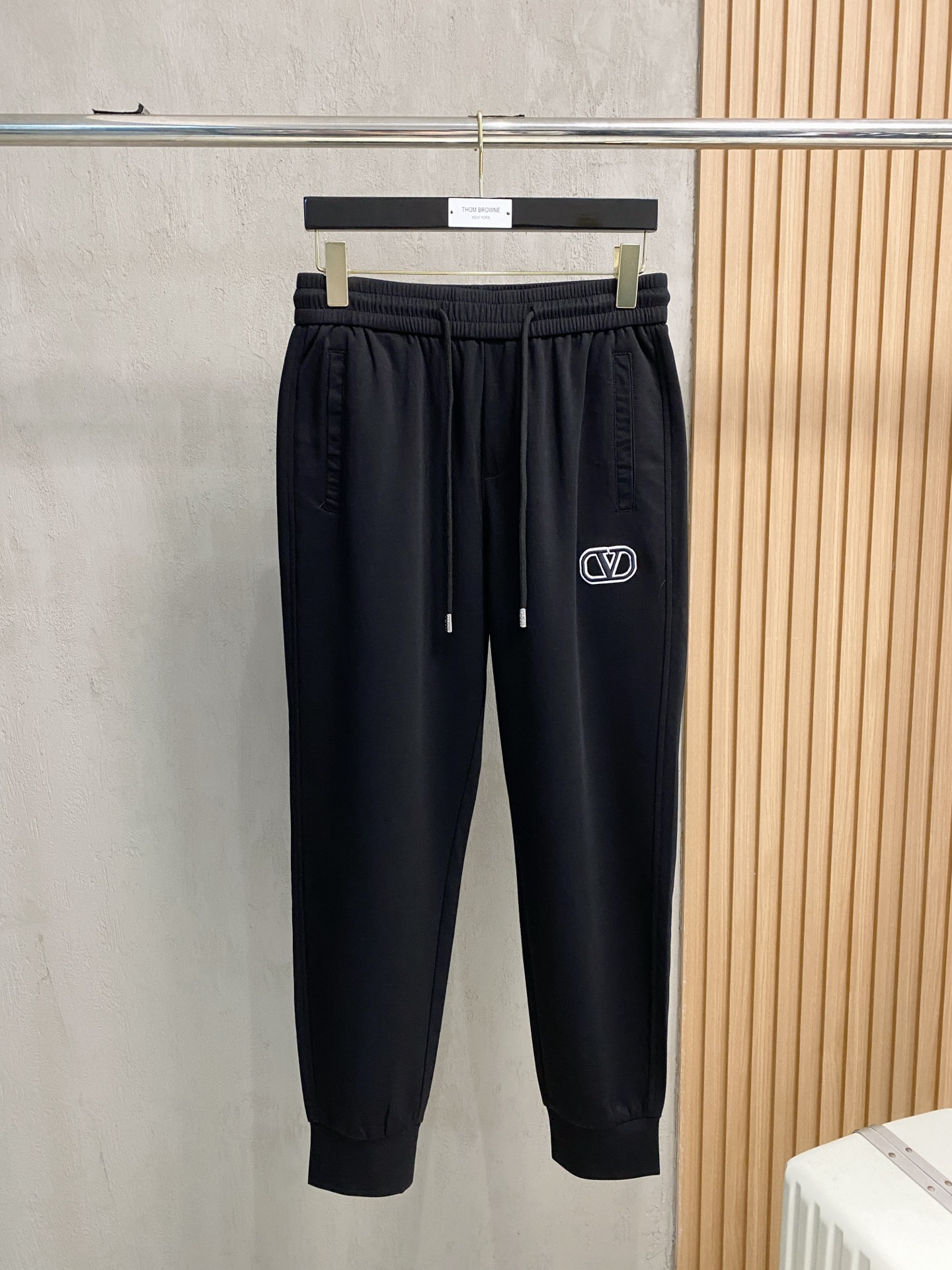 NO:437852,Valentino [New Product] 25SS Summer New Casual Pants. Customized copper-ammonia air-layer blended fabric, anti-wrinkle, non-stick gray and anti-static, the fabric is soft, comfortable and drapey. The upper body is stylish, three-dimensional cut design extends the leg lines, making it look taller and slimmer. The elastic belt design is free to retract and place, and the customized original drawstring is extremely recognizable. A casual pants suitable for various occasions, with a very outstanding upper body. The number of sizes M-3XL, valentino, alexander wang19860909华伦天奴【新品】25SS夏季新款休闲裤.定制铜氨丝空气层混纺面料,抗皱不粘灰抗静电,面料柔软舒适有垂感.立挺上身有型、立体裁剪设计拉长腿部线条,显高显瘦.松紧腰带设计,收放自如,订制原版抽绳.辨识度极高.一款适合多种场合穿搭的休闲裤,上身绝绝子.码数M-3XL,,valentino,alexander wang,Men's clothing