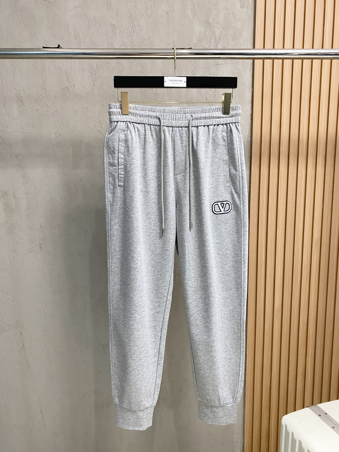 NO:437844,Warren【New Product】25SS Summer New Leisure Pants. Customized copper-ammonia silk air-layer blended fabric, anti-wrinkle, non-stick gray and anti-static, the fabric is soft, comfortable and drapey. The upper body is stylish, three-dimensional cut design extends the leg lines, making it look taller and slimmer. The elastic belt design is free to retract and place, and the customized original drawstring is extremely recognizable. A casual pants suitable for various occasions, with a very outstanding upper body. The number of sizes M-3XL, valentino, alexander wang19860909华伦【新品】25SS夏季新款休闲裤.定制铜氨丝空气层混纺面料,抗皱不粘灰抗静电,面料柔软舒适有垂感.立挺上身有型、立体裁剪设计拉长腿部线条,显高显瘦.松紧腰带设计,收放自如,订制原版抽绳.辨识度极高.一款适合多种场合穿搭的休闲裤,上身绝绝子.码数M-3XL,,valentino,alexander wang,Men's clothing