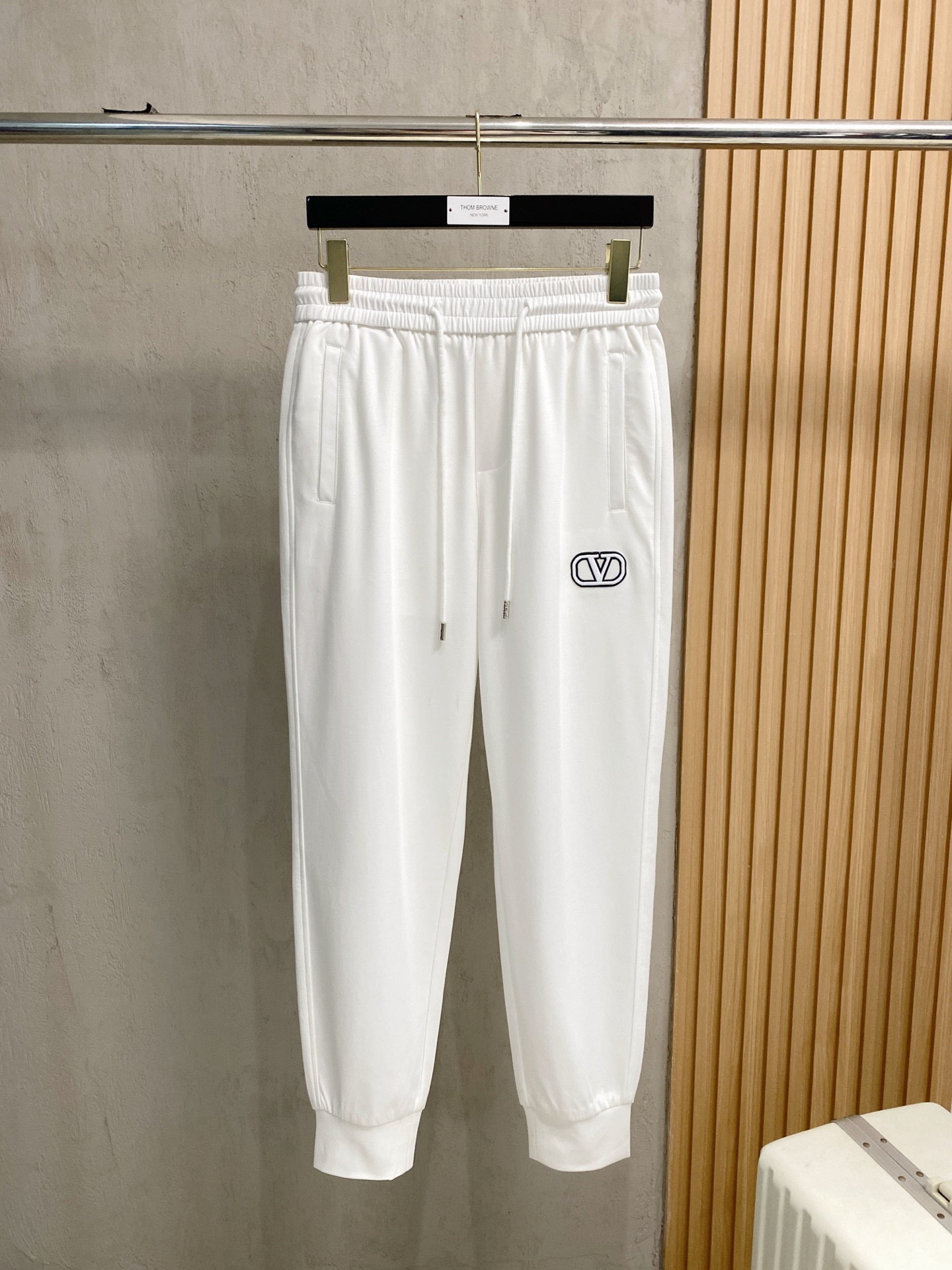 NO:437836,Valentino [New Product] 25SS Summer New Casual Pants. Customized copper-ammonia air-layer blended fabric, anti-wrinkle, non-stick gray and anti-static, the fabric is soft, comfortable and drapey. The upper body is stylish, three-dimensional cut design extends the leg lines, making it look taller and slimmer. The elastic belt design is free to retract and place, and the customized original drawstring is extremely recognizable. A casual pants suitable for various occasions, with a very outstanding upper body. The number of sizes M-3XL, valentino, alexander wang19860909华伦天奴【新品】25SS夏季新款休闲裤.定制铜氨丝空气层混纺面料,抗皱不粘灰抗静电,面料柔软舒适有垂感.立挺上身有型、立体裁剪设计拉长腿部线条,显高显瘦.松紧腰带设计,收放自如,订制原版抽绳.辨识度极高.一款适合多种场合穿搭的休闲裤,上身绝绝子.码数M-3XL,,valentino,alexander wang,Men's clothing