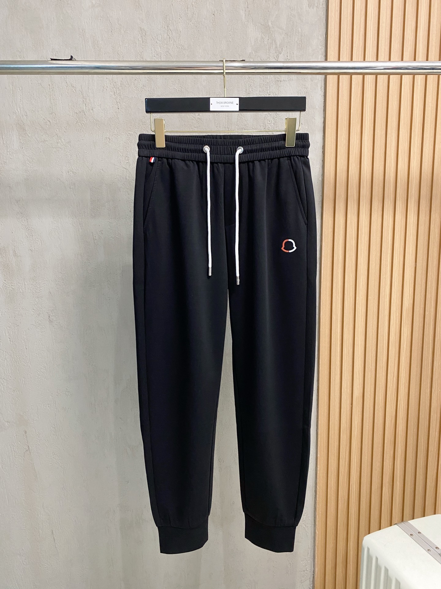 NO:437828,The mask [New Product] 25SS Summer New Casual Pants. Customized copper-ammonia silk air-layer blended fabric, anti-wrinkle, non-stick gray and anti-static, the fabric is soft, comfortable and drooping. The upright upper body is stylish, three-dimensional cut design extends the leg lines, making it look taller and slimmer. The elastic waistband design is designed to retract and place freely, and the customized original drawstring is extremely recognizable. A casual pants suitable for various occasions, with a very outstanding upper body. The number of sizes M-3XL, Moncler, alexander wang19860909蒙口【新品】25SS夏季新款休闲裤.定制铜氨丝空气层混纺面料,抗皱不粘灰抗静电,面料柔软舒适有垂感.立挺上身有型、立体裁剪设计拉长腿部线条,显高显瘦.松紧腰带设计,收放自如,订制原版抽绳.辨识度极高.一款适合多种场合穿搭的休闲裤,上身绝绝子.码数M-3XL,,Moncler,alexander wang,Men's clothing