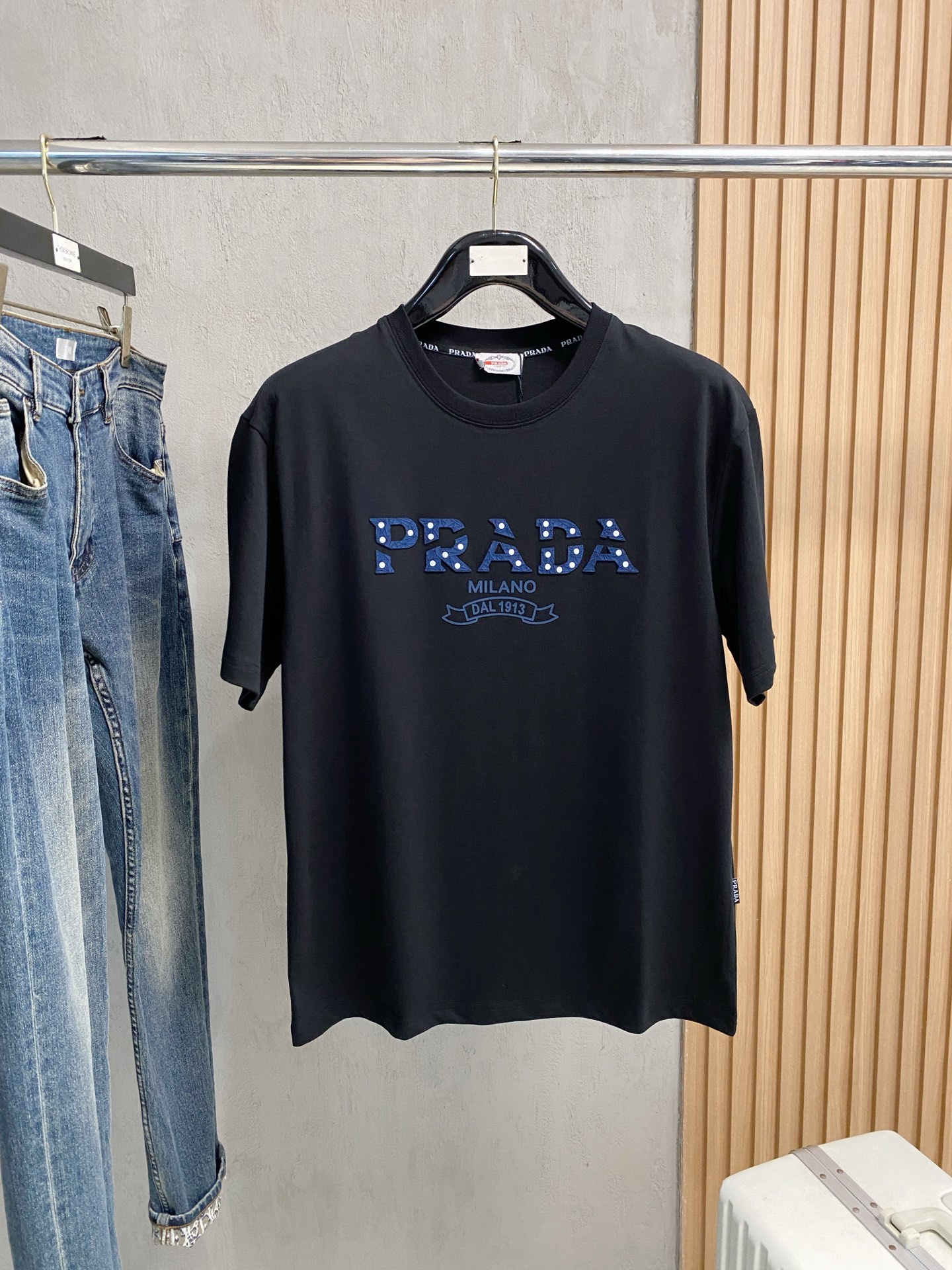 NO:455412,Prada's new short-sleeved T-shirt for summer 2025, the personalized art series exclusively launched on the entire network. The versatile details are perfectly processed and pure cotton fabric is very exquisite. Original fabric. The same high-quality and comfortable hand feels very fashionable and personalized. A super versatile and beautiful style for men and women. The same color is black and white. The number of numbers M-3XL, prada, T-shirt,tees, t-shirt,alexander wang19860909普拉达2025夏季新款短袖T恤,个性艺术系列全网独家首发 百搭款细节处理完美纯棉面料十分精致 原版面料 网红明星同款高版本 高品质手感非常舒服 时尚又个性 超级百搭好看的一款男女同款颜色黑、白 码数M-3XL,,prada,T-shirt,tees，t-shirt,alexander wang,Men's clothing