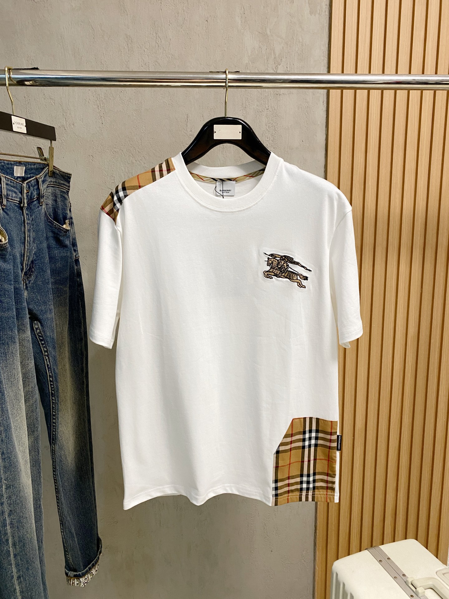 NO:522406,Burberry's new short-sleeved T-shirt in summer 2025, the personalized art series exclusively released on the entire network. The versatile details are perfectly processed and pure cotton fabric is very exquisite. Original fabric. The same high-quality and comfortable hand feels very fashionable and personalized. A super versatile and beautiful style for men and women. The same color is black and white. M-3XL, burberry, T-shirt,tees, t-shirt,alexander wang19860909巴宝莉2025夏季新款短袖T恤,个性艺术系列全网独家首发 百搭款细节处理完美纯棉面料十分精致 原版面料 网红明星同款高版本 高品质手感非常舒服 时尚又个性 超级百搭好看的一款男女同款颜色黑、白 码数M-3XL,,burberry,T-shirt,tees，t-shirt,alexander wang,Men's clothing