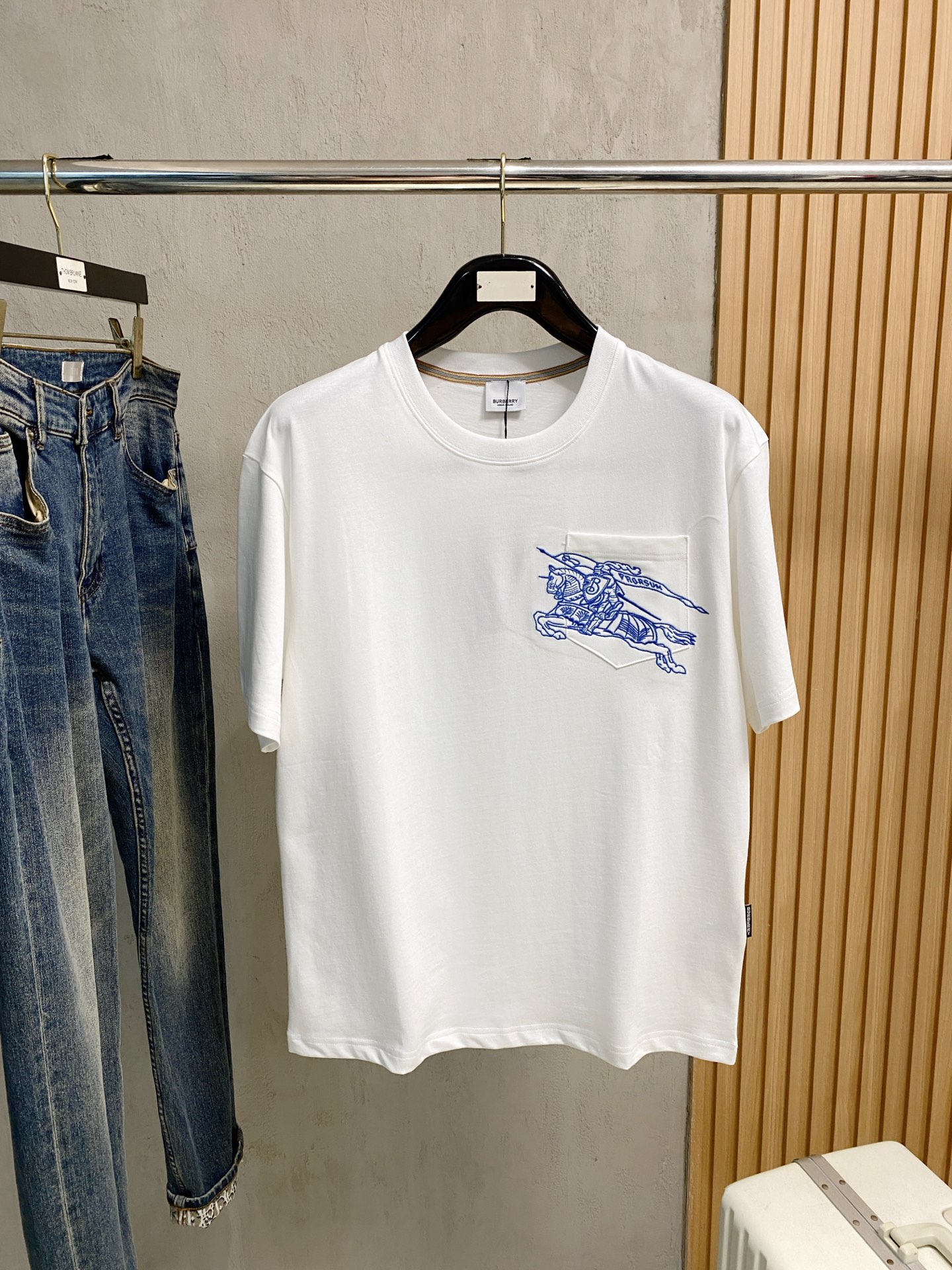 NO:522424,Burberry's new short-sleeved T-shirt in summer 2025, the personalized art series exclusively released on the entire network. The versatile details are perfectly processed and pure cotton fabric is very exquisite. Original fabric. The same high-quality and comfortable hand feels very fashionable and personalized. A super versatile and beautiful style for men and women. The same color is black and white. M-3XL, burberry, T-shirt,tees, t-shirt,alexander wang19860909巴宝莉2025夏季新款短袖T恤,个性艺术系列全网独家首发 百搭款细节处理完美纯棉面料十分精致 原版面料 网红明星同款高版本 高品质手感非常舒服 时尚又个性 超级百搭好看的一款男女同款颜色黑、白 码数M-3XL,,burberry,T-shirt,tees，t-shirt,alexander wang,Men's clothing