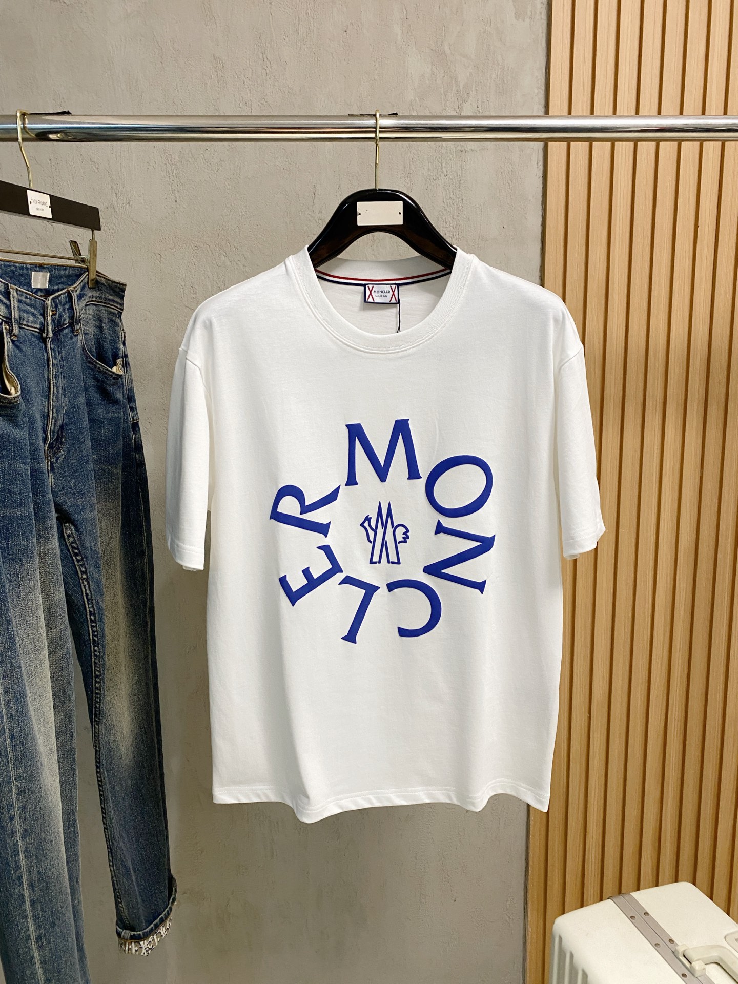 NO:473911,The new short-sleeved T-shirt for the 2025 summer, the personalized art series exclusively released on the entire network. The versatile details are perfectly processed and pure cotton fabric is very exquisite. The original fabric is the same as the Internet celebrity celebrity and the same style. The high-quality feel is very comfortable. Fashionable and personalized. The super versatile and beautiful style is the same as the men and women. The same color is black and white. The number of numbers M-3XL, Moncler, T-shirt,tees, t-shirt,alexander wang19860909蒙口2025夏季新款短袖T恤,个性艺术系列全网独家首发 百搭款细节处理完美纯棉面料十分精致 原版面料 网红明星同款高版本 高品质手感非常舒服 时尚又个性 超级百搭好看的一款男女同款颜色黑、白 码数M-3XL,,Moncler,T-shirt,tees，t-shirt,alexander wang,Men's clothing