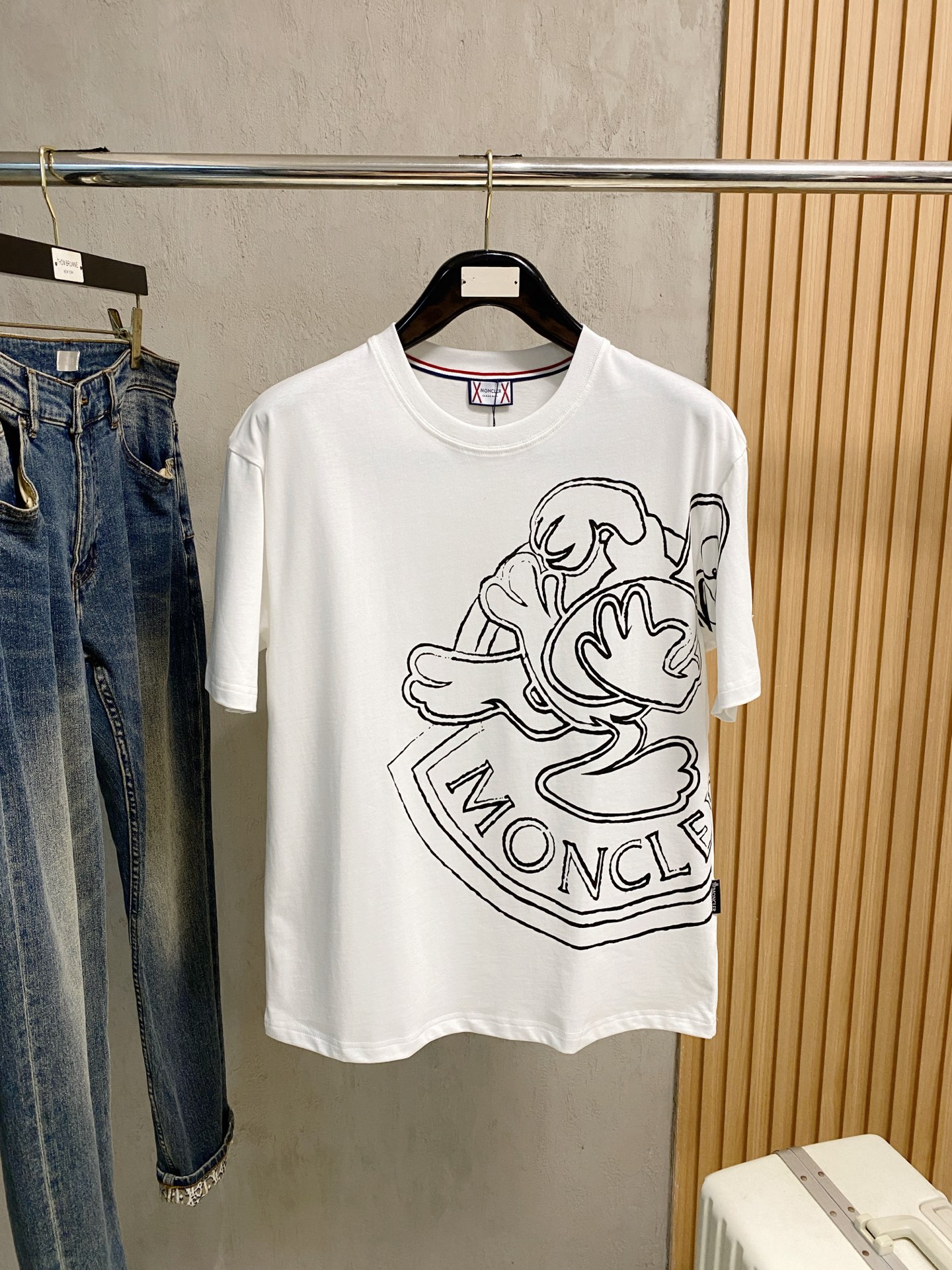 NO:522434,The new short-sleeved T-shirt for the 2025 summer, the personalized art series exclusively released on the entire network. The versatile details are perfectly processed and pure cotton fabric is very exquisite. The original fabric is the same as the Internet celebrity celebrity and the same style. The high-quality feel is very comfortable. Fashionable and personalized. The super versatile and beautiful style is the same as the men and women. The same color is black and white. The number of numbers M-3XL, Moncler, T-shirt,tees, t-shirt,alexander wang19860909蒙口2025夏季新款短袖T恤,个性艺术系列全网独家首发 百搭款细节处理完美纯棉面料十分精致 原版面料 网红明星同款高版本 高品质手感非常舒服 时尚又个性 超级百搭好看的一款男女同款颜色黑、白 码数M-3XL,,Moncler,T-shirt,tees，t-shirt,alexander wang,Men's clothing