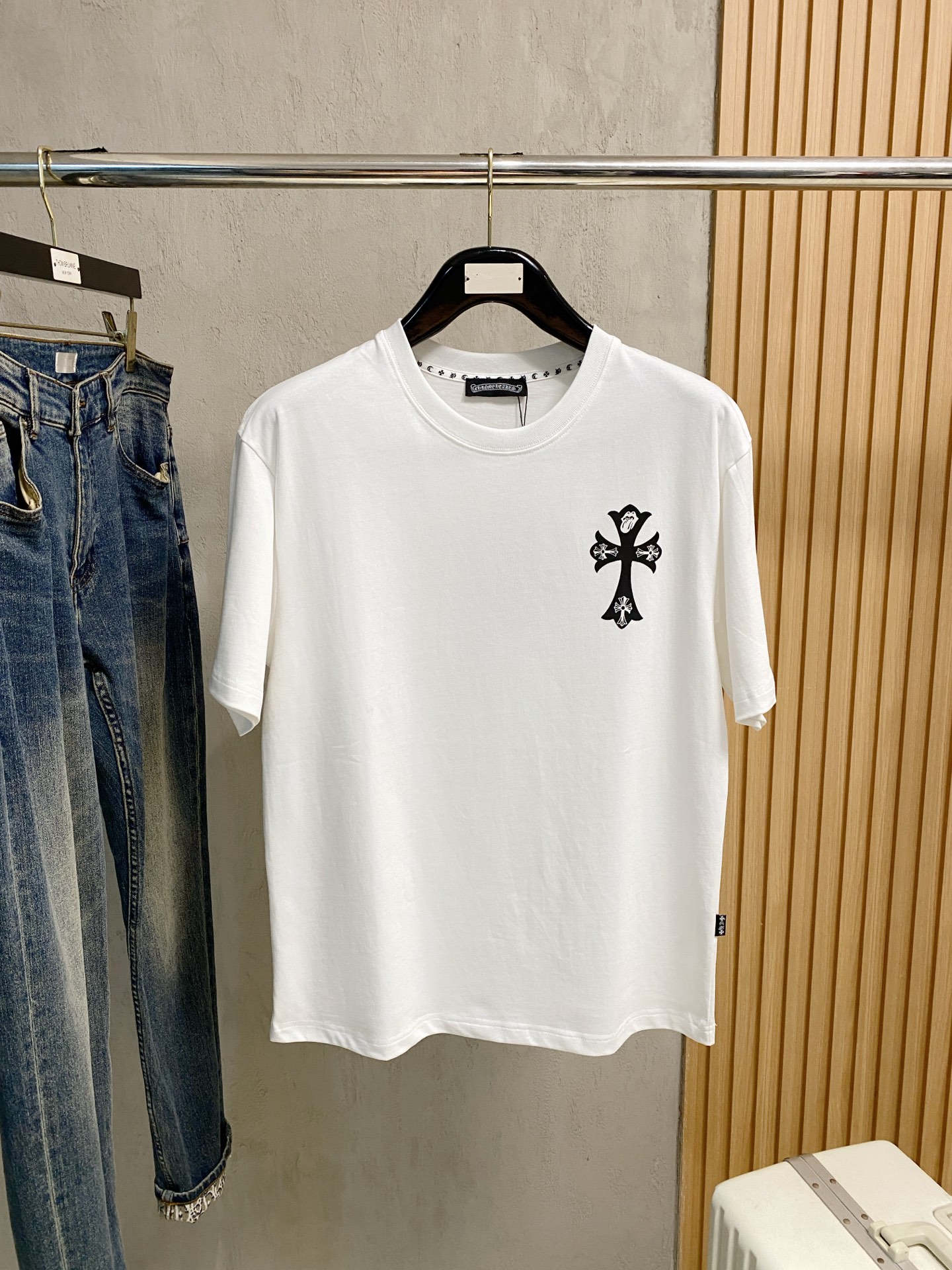 NO:473900,Croxin's new short-sleeved T-shirt in summer 2025, the personalized art series exclusively launched on the entire network. The versatile details are perfectly processed and pure cotton fabric is very exquisite. Original fabric. The same high-quality and comfortable hand feels very fashionable and personalized. A super versatile and beautiful style for men and women. The same color is black and white. M-3XL, chrome hearts, T-shirt,tees, t-shirt,alexander wang19860909克罗心2025夏季新款短袖T恤,个性艺术系列全网独家首发 百搭款细节处理完美纯棉面料十分精致 原版面料 网红明星同款高版本 高品质手感非常舒服 时尚又个性 超级百搭好看的一款男女同款颜色黑、白 码数M-3XL,,chrome hearts,T-shirt,tees，t-shirt,alexander wang,Men's clothing