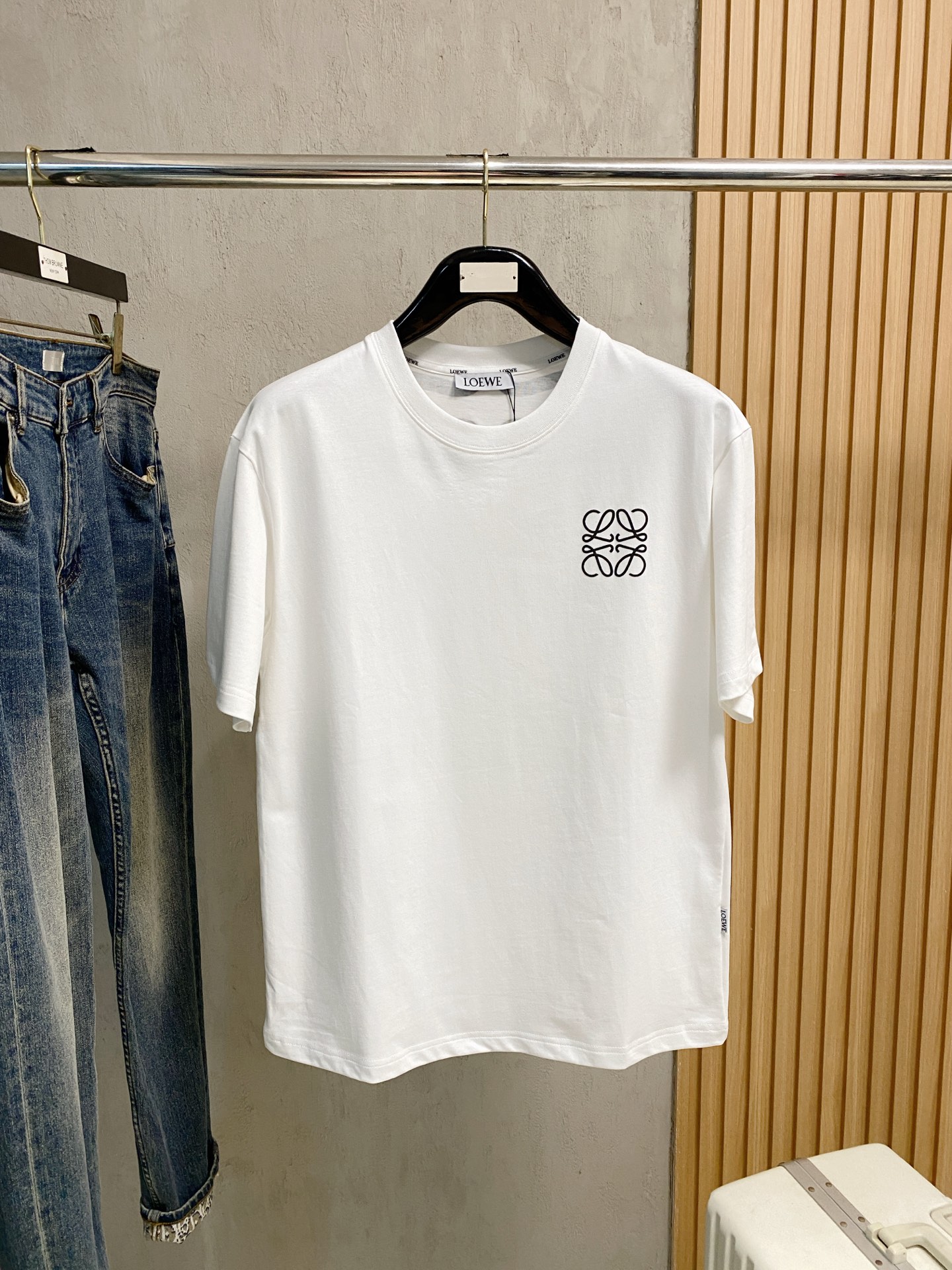 NO:522410,Luo Yiwei's new short-sleeved T-shirt in summer 2025, the personalized art series exclusively launched on the entire network. The versatile details are perfectly processed and pure cotton fabric is very exquisite. Original fabric. The same high-quality and comfortable hand feels very fashionable and personalized. A super versatile and beautiful style for men and women. The same color is black and white. The number of numbers M-3XL, loewe, T-shirt,tees, t-shirt,alexander wang19860909罗意威2025夏季新款短袖T恤,个性艺术系列全网独家首发 百搭款细节处理完美纯棉面料十分精致 原版面料 网红明星同款高版本 高品质手感非常舒服 时尚又个性 超级百搭好看的一款男女同款颜色黑、白 码数M-3XL,,loewe,T-shirt,tees，t-shirt,alexander wang,Men's clothing