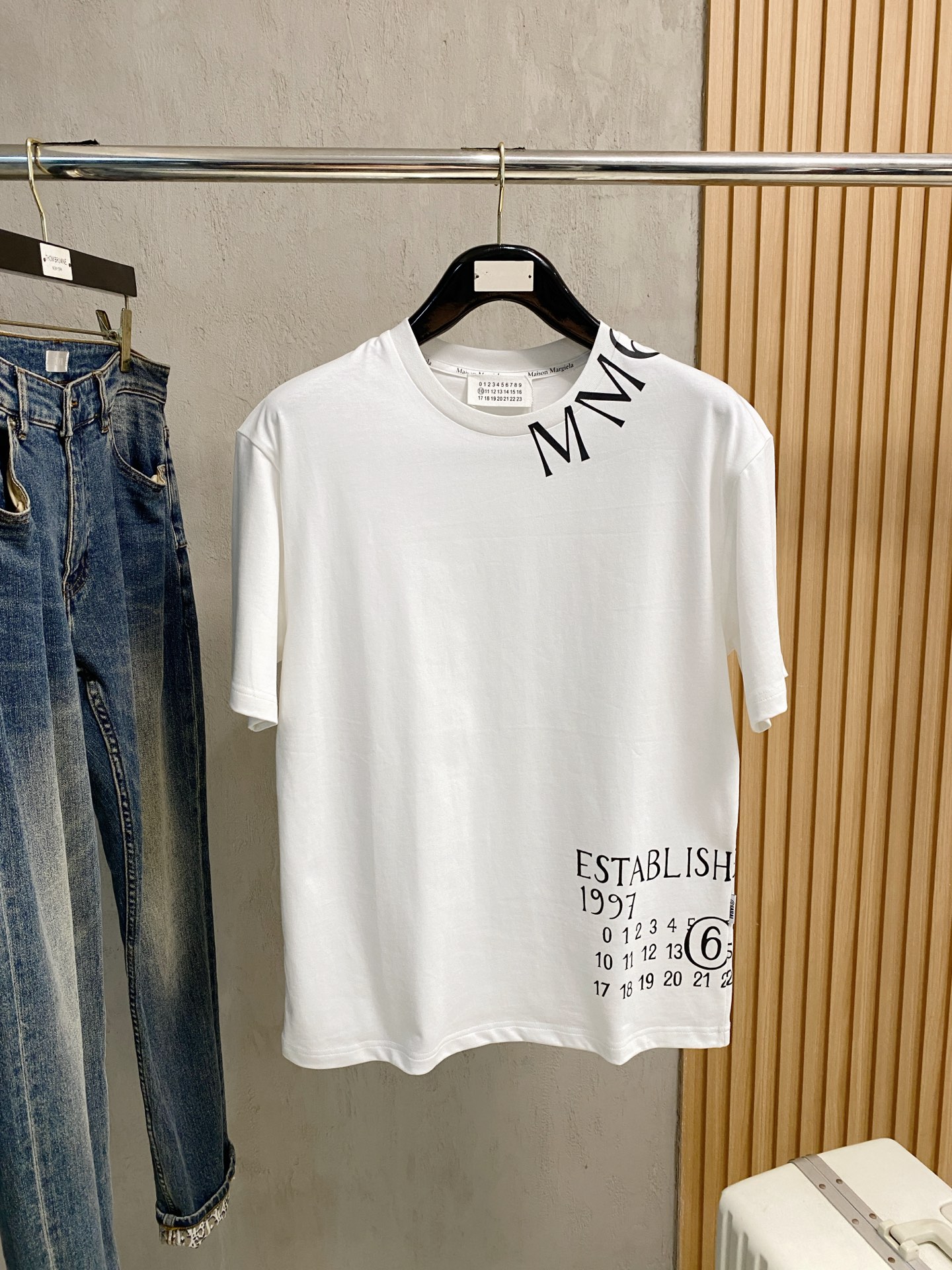 NO:522412,Magila's new short-sleeved T-shirt for summer 2025, the personalized art series exclusively released on the entire network. The versatile details are perfectly processed and pure cotton fabric is very exquisite. Original fabric. The same high-quality and comfortable hand feels very fashionable and personalized. A super versatile and beautiful style for men and women. The same color is black and white. The number of codes M-3XL,,masion margiela,T-shirt,tees,t-shirt,alexander wang19860909马吉拉2025夏季新款短袖T恤,个性艺术系列全网独家首发 百搭款细节处理完美纯棉面料十分精致 原版面料 网红明星同款高版本 高品质手感非常舒服 时尚又个性 超级百搭好看的一款男女同款颜色黑、白 码数M-3XL,,masion margiela,T-shirt,tees，t-shirt,alexander wang,Men's clothing