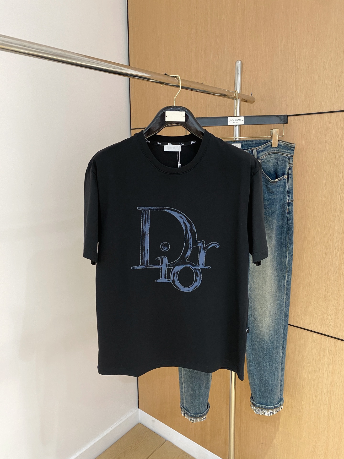 NO:450140,Dior 2025 summer new short-sleeved T-shirt, the personalized art series exclusively launched on the entire network. The versatile details are perfectly processed and pure cotton fabric is very exquisite. Original fabric. The same high-quality and comfortable hand feels very fashionable and personalized. A super versatile and beautiful style for men and women. The same color is black and white. The number of numbers M-3XL, dior, T-shirt,tees, t-shirt,alexander wang19860909迪奥2025夏季新款短袖T恤,个性艺术系列全网独家首发 百搭款细节处理完美纯棉面料十分精致 原版面料 网红明星同款高版本 高品质手感非常舒服 时尚又个性 超级百搭好看的一款男女同款颜色黑、白 码数M-3XL,,dior,T-shirt,tees，t-shirt,alexander wang,Men's clothing