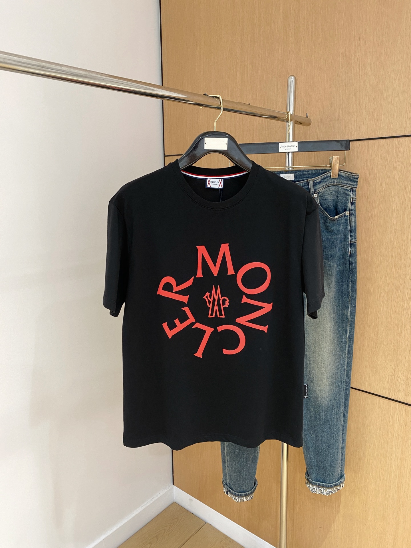 NO:507668,The new short-sleeved T-shirt for the 2025 summer, the personalized art series exclusively released on the entire network. The versatile details are perfectly processed and pure cotton fabric is very exquisite. The original fabric is the same as the Internet celebrity celebrity and the same style. The high-quality feel is very comfortable. Fashionable and personalized. The super versatile and beautiful style is the same as the men and women. The same color is black and white. The number of numbers M-3XL, Moncler, T-shirt,tees, t-shirt,alexander wang19860909蒙口2025夏季新款短袖T恤,个性艺术系列全网独家首发 百搭款细节处理完美纯棉面料十分精致 原版面料 网红明星同款高版本 高品质手感非常舒服 时尚又个性 超级百搭好看的一款男女同款颜色黑、白 码数M-3XL,,Moncler,T-shirt,tees，t-shirt,alexander wang,Men's clothing