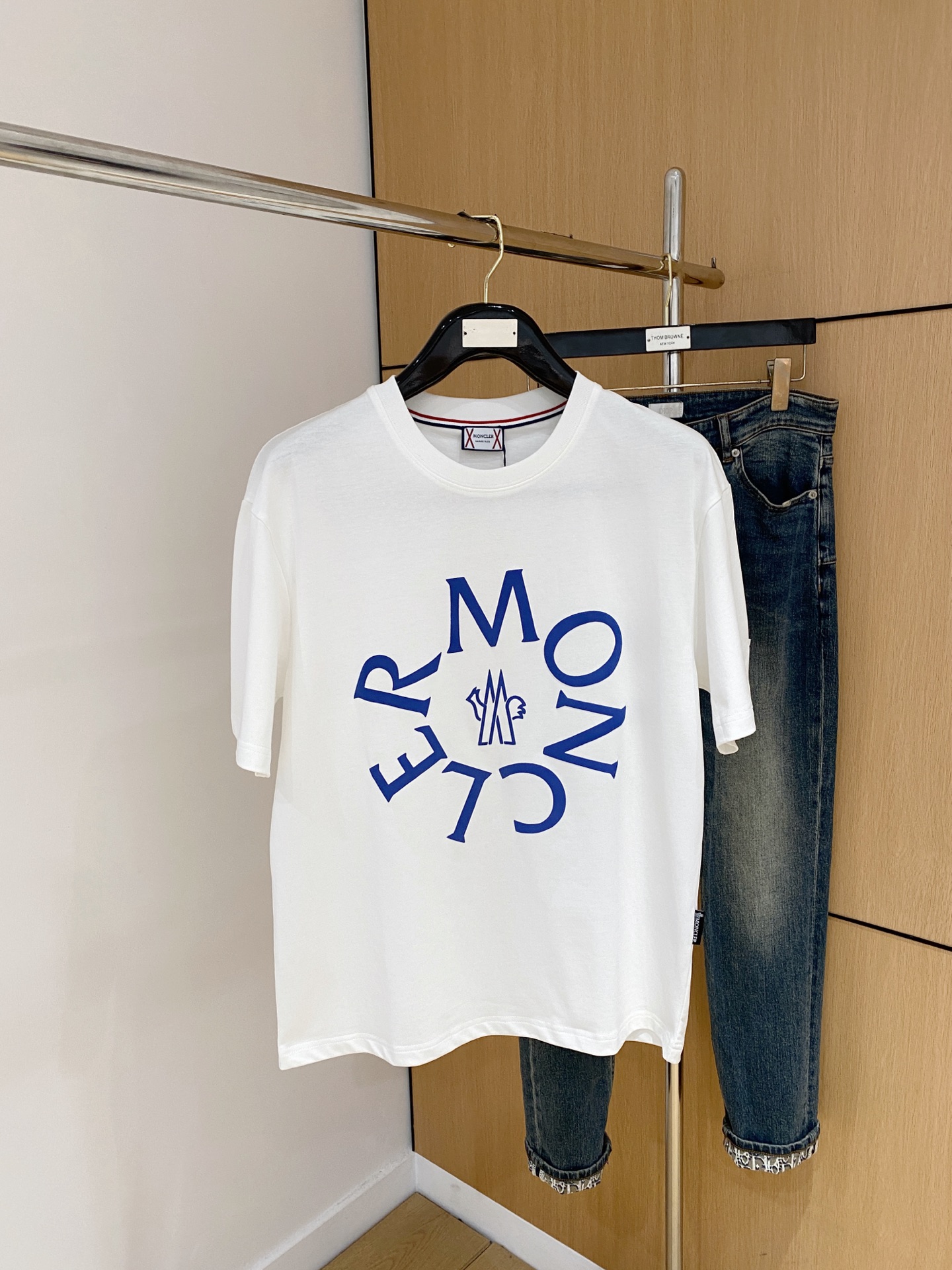 NO:441380,The new short-sleeved T-shirt for the 2025 summer, the personalized art series exclusively released on the entire network. The versatile details are perfectly processed and pure cotton fabric is very exquisite. The original fabric is the same as the Internet celebrity celebrity and the same style. The high-quality feel is very comfortable. Fashionable and personalized. The super versatile and beautiful style is the same as the men and women. The same color is black and white. The number of numbers M-3XL, Moncler, T-shirt,tees, t-shirt,alexander wang19860909蒙口2025夏季新款短袖T恤,个性艺术系列全网独家首发 百搭款细节处理完美纯棉面料十分精致 原版面料 网红明星同款高版本 高品质手感非常舒服 时尚又个性 超级百搭好看的一款男女同款颜色黑、白 码数M-3XL,,Moncler,T-shirt,tees，t-shirt,alexander wang,Men's clothing