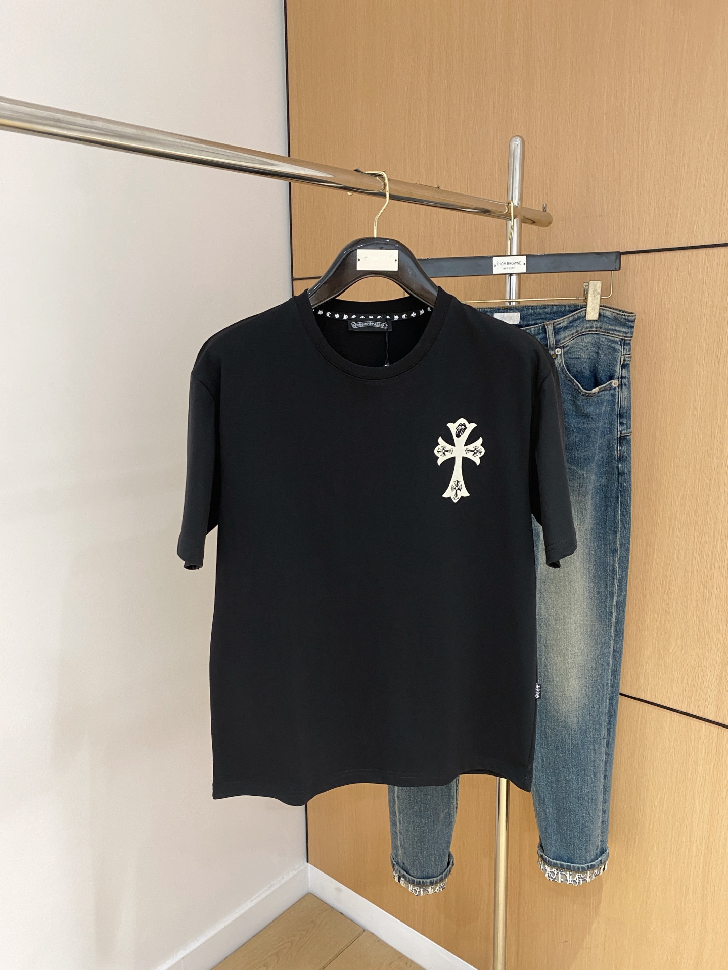 NO:507673,Croxin's new short-sleeved T-shirt in summer 2025, the personalized art series exclusively launched on the entire network. The versatile details are perfectly processed and pure cotton fabric is very exquisite. Original fabric. The same high-quality and comfortable hand feels very fashionable and personalized. A super versatile and beautiful style for men and women. The same color is black and white. M-3XL, chrome hearts, T-shirt,tees, t-shirt,alexander wang19860909克罗心2025夏季新款短袖T恤,个性艺术系列全网独家首发 百搭款细节处理完美纯棉面料十分精致 原版面料 网红明星同款高版本 高品质手感非常舒服 时尚又个性 超级百搭好看的一款男女同款颜色黑、白 码数M-3XL,,chrome hearts,T-shirt,tees，t-shirt,alexander wang,Men's clothing