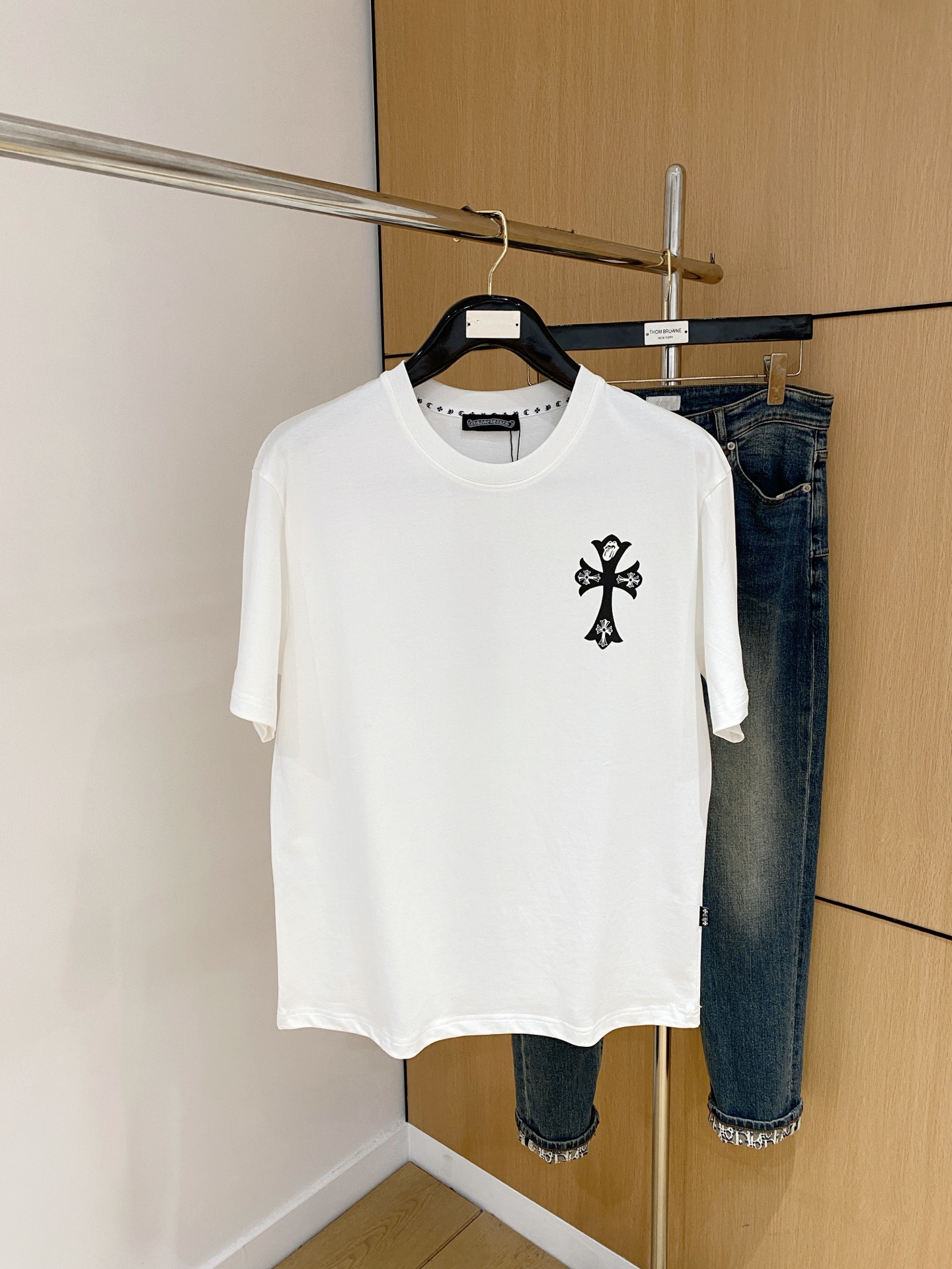 NO:441374,Croxin's new short-sleeved T-shirt in summer 2025, the personalized art series exclusively launched on the entire network. The versatile details are perfectly processed and pure cotton fabric is very exquisite. Original fabric. The same high-quality and comfortable hand feels very fashionable and personalized. A super versatile and beautiful style for men and women. The same color is black and white. The number of versatile and beautiful M-3XL, chrome hearts, T-shirt, tees, t-shirt, alexander wang19860909克罗心2025夏季新款短袖T恤,个性艺术系列全网独家首发 百搭款细节处理完美纯棉面料十分精致 原版面料 网红明星同款高版本 高品质手感非常舒服 时尚又个性 超级百搭好看的一款男女同款颜色黑、白 码数M-3XL,,chrome hearts,T-shirt,tees，t-shirt,alexander wang,Men's clothing