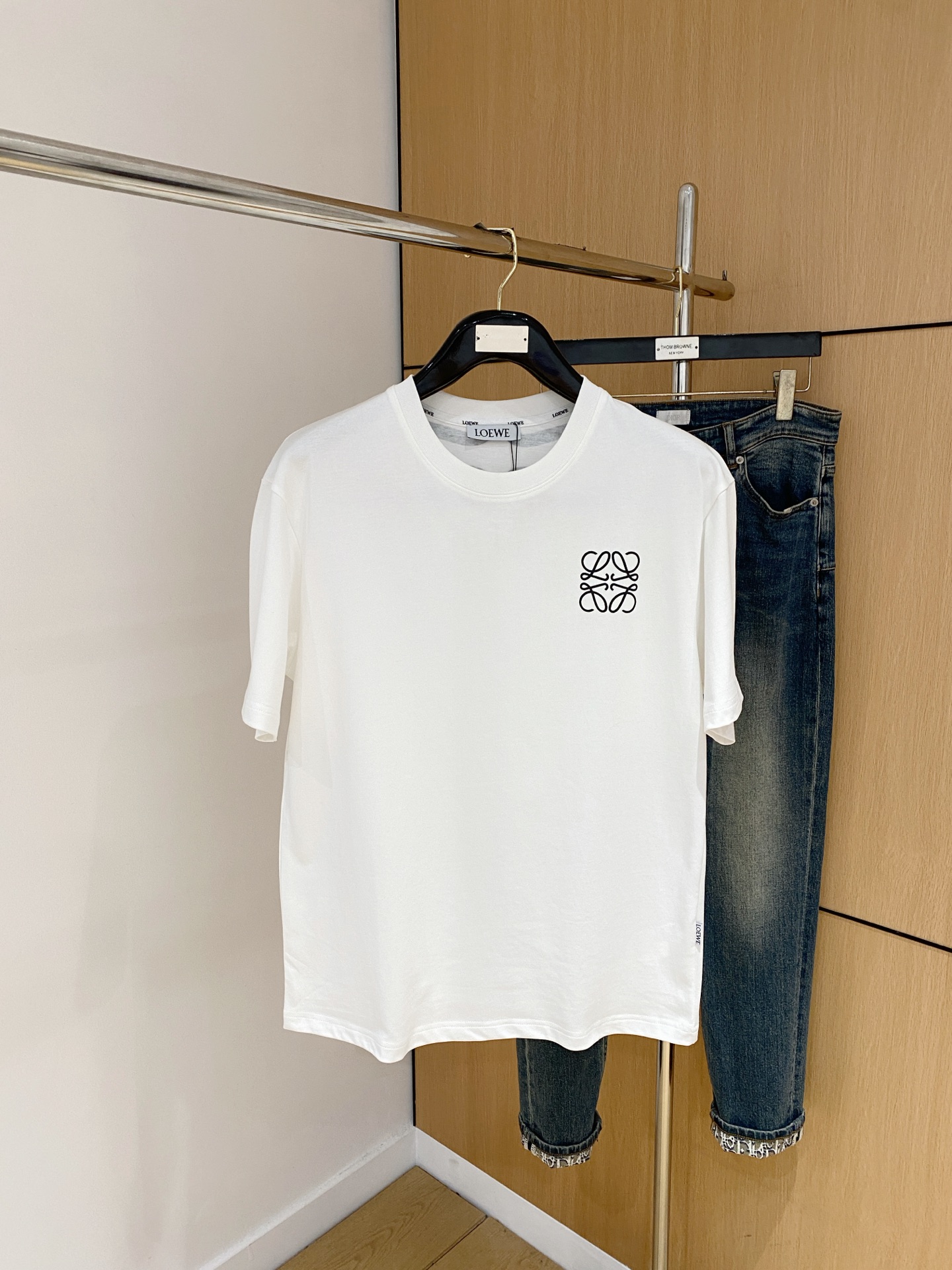 NO:457313,Luo Yiwei's new short-sleeved T-shirt in summer 2025, the personalized art series exclusively launched on the entire network. The versatile details are perfectly processed and pure cotton fabric is very exquisite. Original fabric. The same high-quality and comfortable hand feels very fashionable and personalized. A super versatile and beautiful style for men and women. The same color is black and white. The number of numbers M-3XL, loewe, T-shirt,tees, t-shirt,alexander wang19860909罗意威2025夏季新款短袖T恤,个性艺术系列全网独家首发 百搭款细节处理完美纯棉面料十分精致 原版面料 网红明星同款高版本 高品质手感非常舒服 时尚又个性 超级百搭好看的一款男女同款颜色黑、白 码数M-3XL,,loewe,T-shirt,tees，t-shirt,alexander wang,Men's clothing