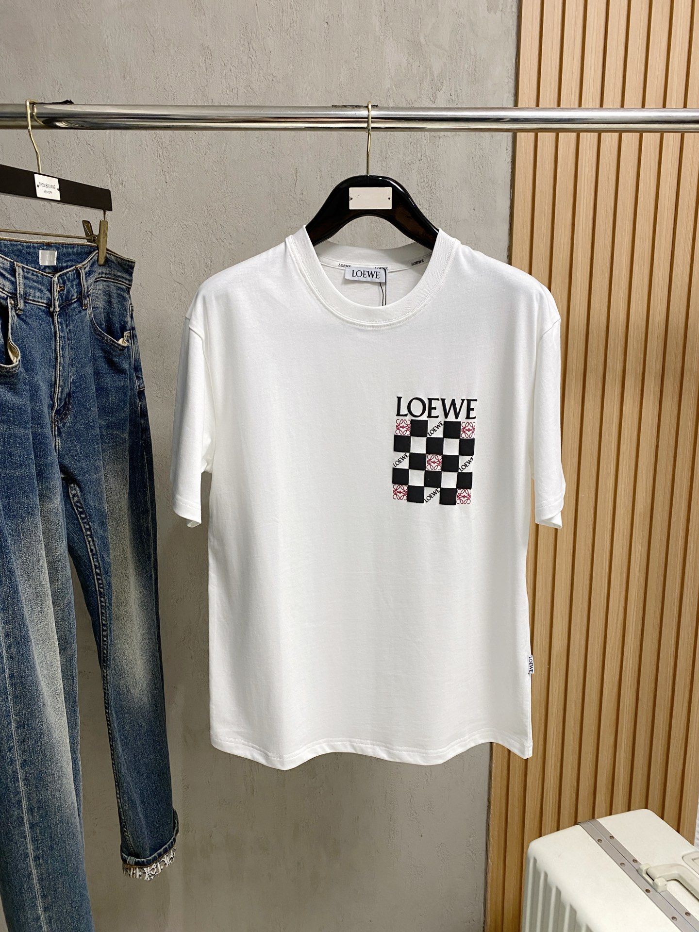 NO:522408,Luo Yiwei's new short-sleeved T-shirt in summer 2025, the personalized art series exclusively launched on the entire network. The versatile details are perfectly processed and pure cotton fabric is very exquisite. Original fabric. The same high-quality and comfortable hand feels very fashionable and personalized. A super versatile and beautiful style for men and women. The same color is black and white. The number of numbers M-3XL, loewe, T-shirt,tees, t-shirt,alexander wang19860909罗意威2025夏季新款短袖T恤,个性艺术系列全网独家首发 百搭款细节处理完美纯棉面料十分精致 原版面料 网红明星同款高版本 高品质手感非常舒服 时尚又个性 超级百搭好看的一款男女同款颜色黑、白 码数M-3XL,,loewe,T-shirt,tees，t-shirt,alexander wang,Men's clothing