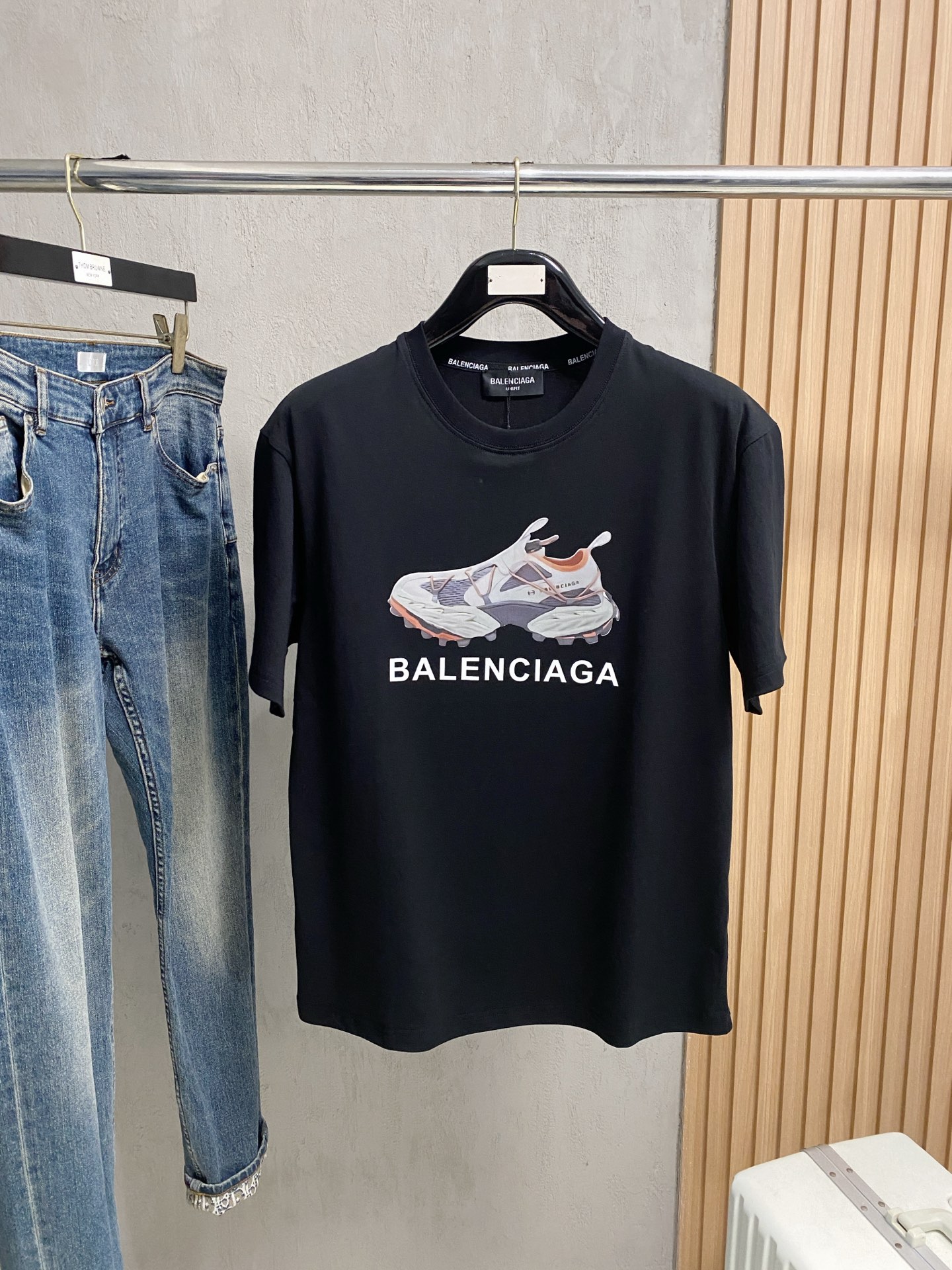 NO:455397,Balenciaga 2025 summer new short-sleeved T-shirt, the personalized art series exclusively released on the entire network. The versatile details are perfectly processed and pure cotton fabric is very exquisite. Original fabric. The same high-quality and comfortable hand feels very fashionable and personalized. A super versatile and beautiful style for men and women. The same color is black and white. M-3XL, balenciaga, T-shirt,tees, t-shirt,alexander wang19860909巴黎世家2025夏季新款短袖T恤,个性艺术系列全网独家首发 百搭款细节处理完美纯棉面料十分精致 原版面料 网红明星同款高版本 高品质手感非常舒服 时尚又个性 超级百搭好看的一款男女同款颜色黑、白 码数M-3XL,,balenciaga,T-shirt,tees，t-shirt,alexander wang,Men's clothing