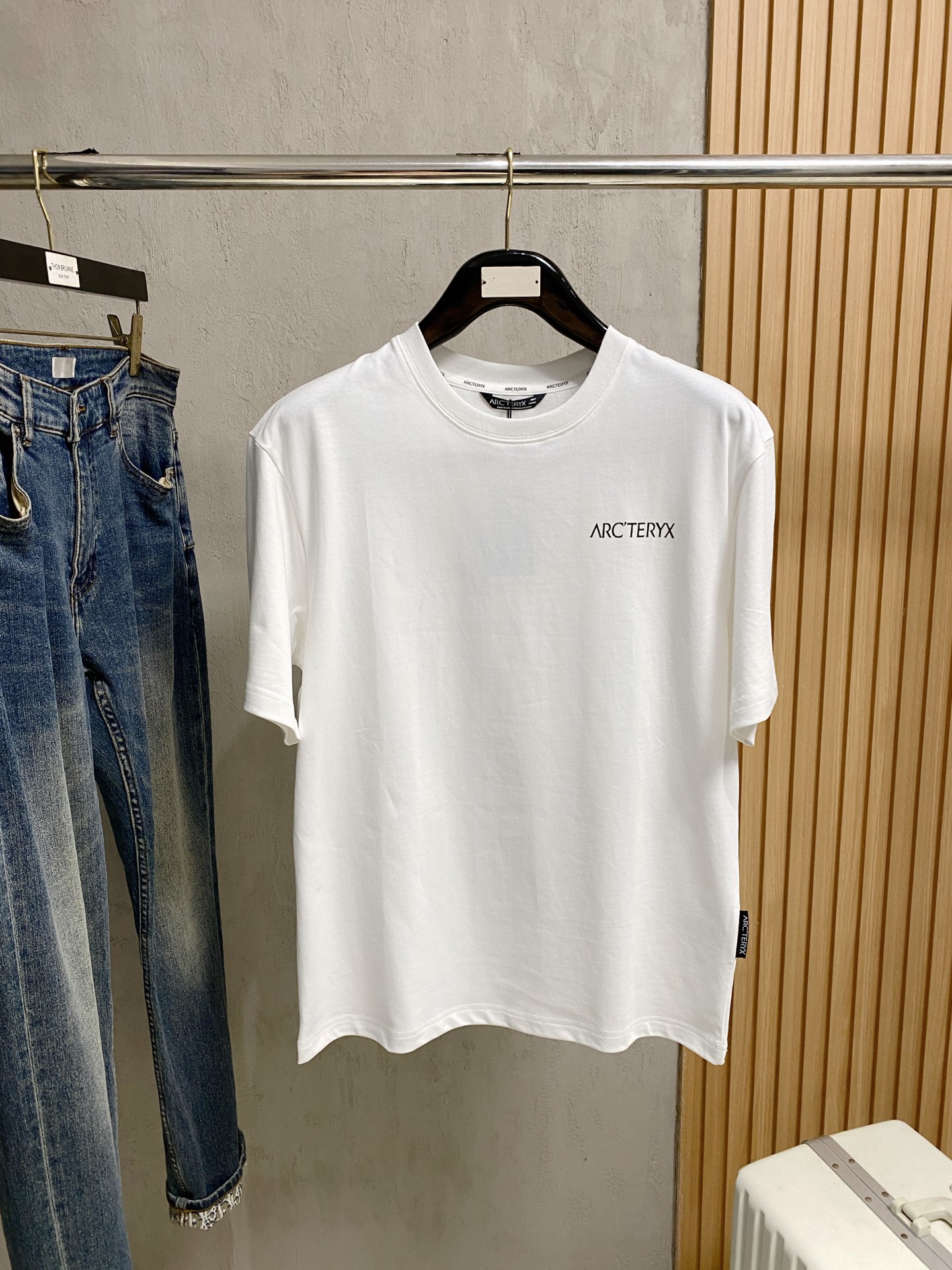 NO:522404,Archaeoptera Bird's new short-sleeved T-shirt in summer 2025, the personalized art series exclusively released on the entire network. The versatile details are perfectly processed and pure cotton fabric is very exquisite. Original fabric. The same high-quality and comfortable hand feels very fashionable and personalized. A super versatile and beautiful style for men and women. The same color is black and white. Number M-3XL, arc'teryx, T-shirt,tees, t-shirt,alexander wang19860909始祖鸟2025夏季新款短袖T恤,个性艺术系列全网独家首发 百搭款细节处理完美纯棉面料十分精致 原版面料 网红明星同款高版本 高品质手感非常舒服 时尚又个性 超级百搭好看的一款男女同款颜色黑、白 码数M-3XL,arc'teryx,T-shirt,tees，t-shirt,alexander wang,Men's clothing