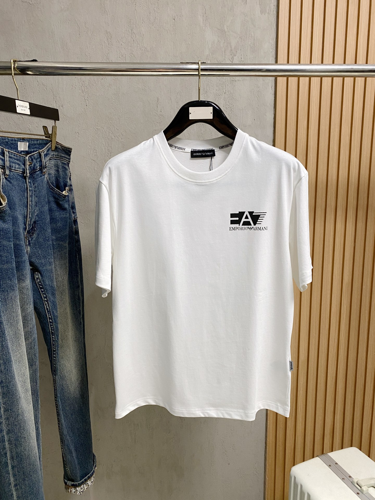 NO:473915,Armani's new short-sleeved T-shirt for summer 2025, the personalized art series exclusively launched on the entire network. The versatile details are perfectly processed and pure cotton fabric is very exquisite. Original fabric. The same high-quality and comfortable hand feels very fashionable and personalized. A super versatile and beautiful style for men and women. The same color is black and white. The number of numbers M-3XL, armani, T-shirt,tees, t-shirt,alexander wang19860909阿玛尼2025夏季新款短袖T恤,个性艺术系列全网独家首发 百搭款细节处理完美纯棉面料十分精致 原版面料 网红明星同款高版本 高品质手感非常舒服 时尚又个性 超级百搭好看的一款男女同款颜色黑、白 码数M-3XL,,armani,T-shirt,tees，t-shirt,alexander wang,Men's clothing