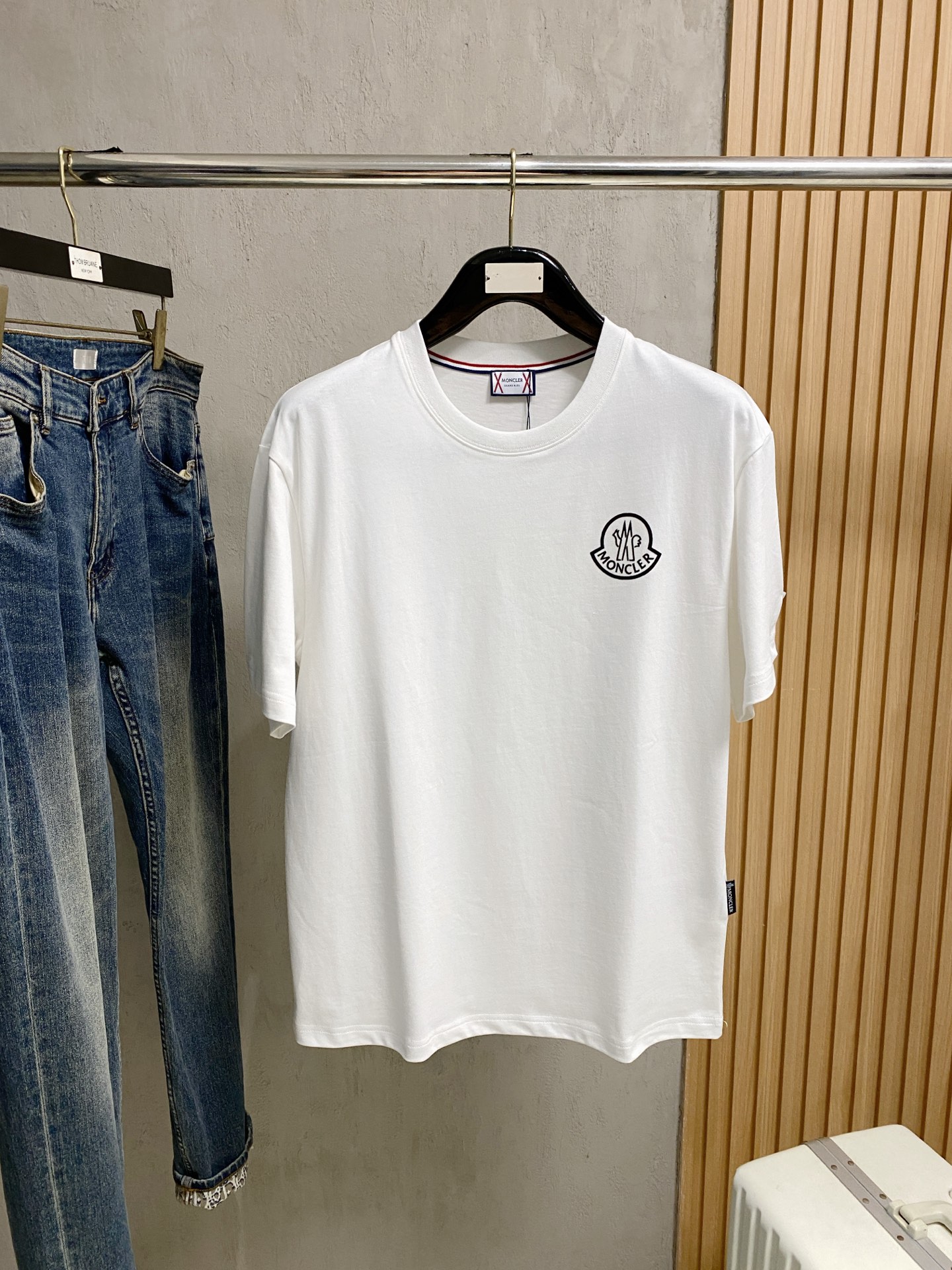 NO:473919,The new short-sleeved T-shirt for the 2025 summer, the personalized art series exclusively released on the entire network. The versatile details are perfectly processed and pure cotton fabric is very exquisite. The original fabric is the same as the Internet celebrity celebrity and the same style. The high-quality feel is very comfortable. Fashionable and personalized. The super versatile and beautiful style is the same as the men and women. The same color is black and white. The number of numbers M-3XL, Moncler, T-shirt,tees, t-shirt,alexander wang19860909蒙口2025夏季新款短袖T恤,个性艺术系列全网独家首发 百搭款细节处理完美纯棉面料十分精致 原版面料 网红明星同款高版本 高品质手感非常舒服 时尚又个性 超级百搭好看的一款男女同款颜色黑、白 码数M-3XL,,Moncler,T-shirt,tees，t-shirt,alexander wang,Men's clothing