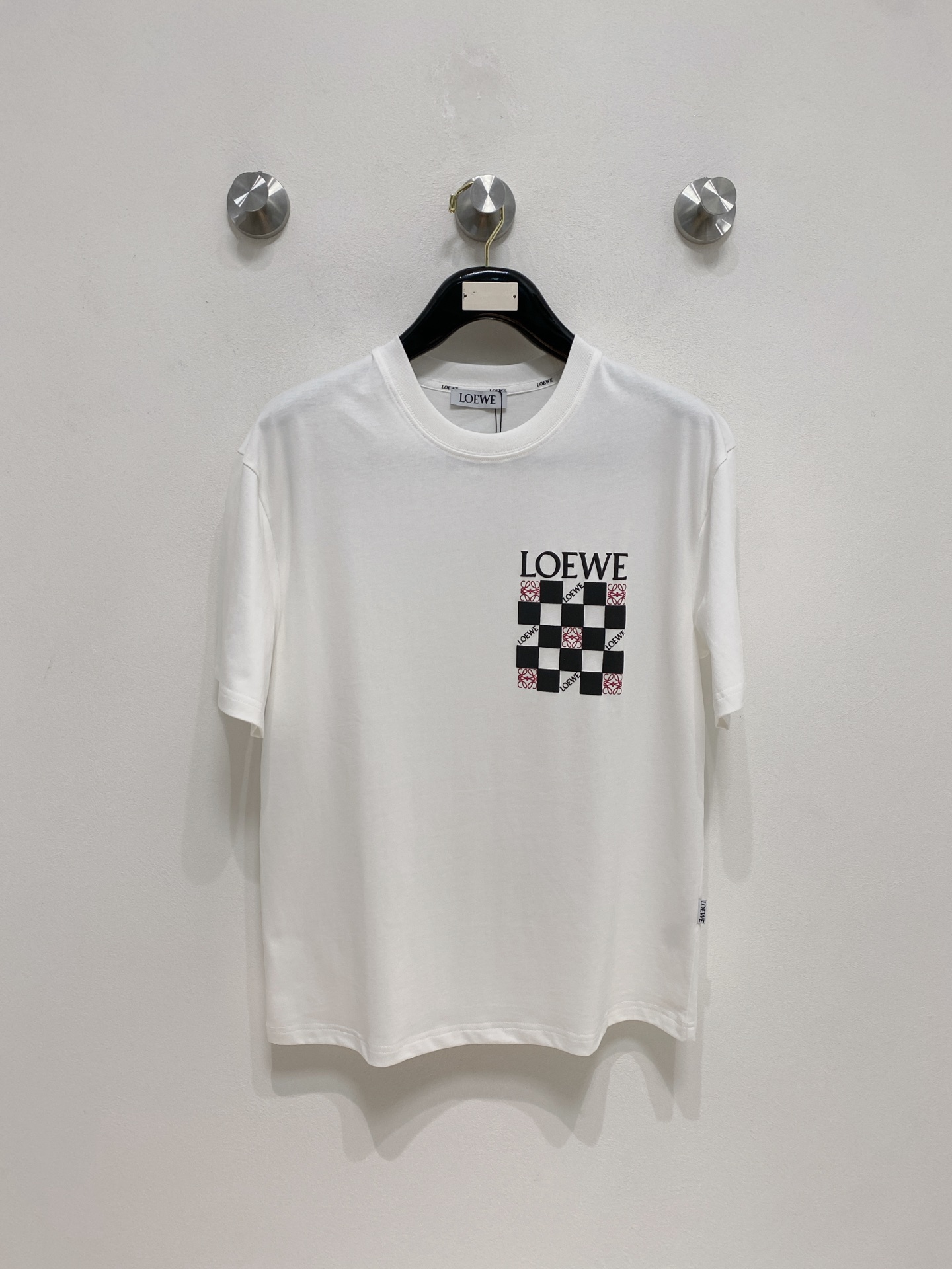 NO:507647,Luo Yiwei's new short-sleeved T-shirt in summer 2025, the personalized art series exclusively launched on the entire network. The versatile details are perfectly processed and pure cotton fabric is very exquisite. Original fabric. The same high-quality and comfortable hand feels very fashionable and personalized. A super versatile and beautiful style for men and women. The same color is black and white. The number of numbers M-3XL, loewe, T-shirt,tees, t-shirt,alexander wang19860909罗意威2025夏季新款短袖T恤,个性艺术系列全网独家首发 百搭款细节处理完美纯棉面料十分精致 原版面料 网红明星同款高版本 高品质手感非常舒服 时尚又个性 超级百搭好看的一款男女同款颜色黑、白 码数M-3XL,,loewe,T-shirt,tees，t-shirt,alexander wang,Men's clothing