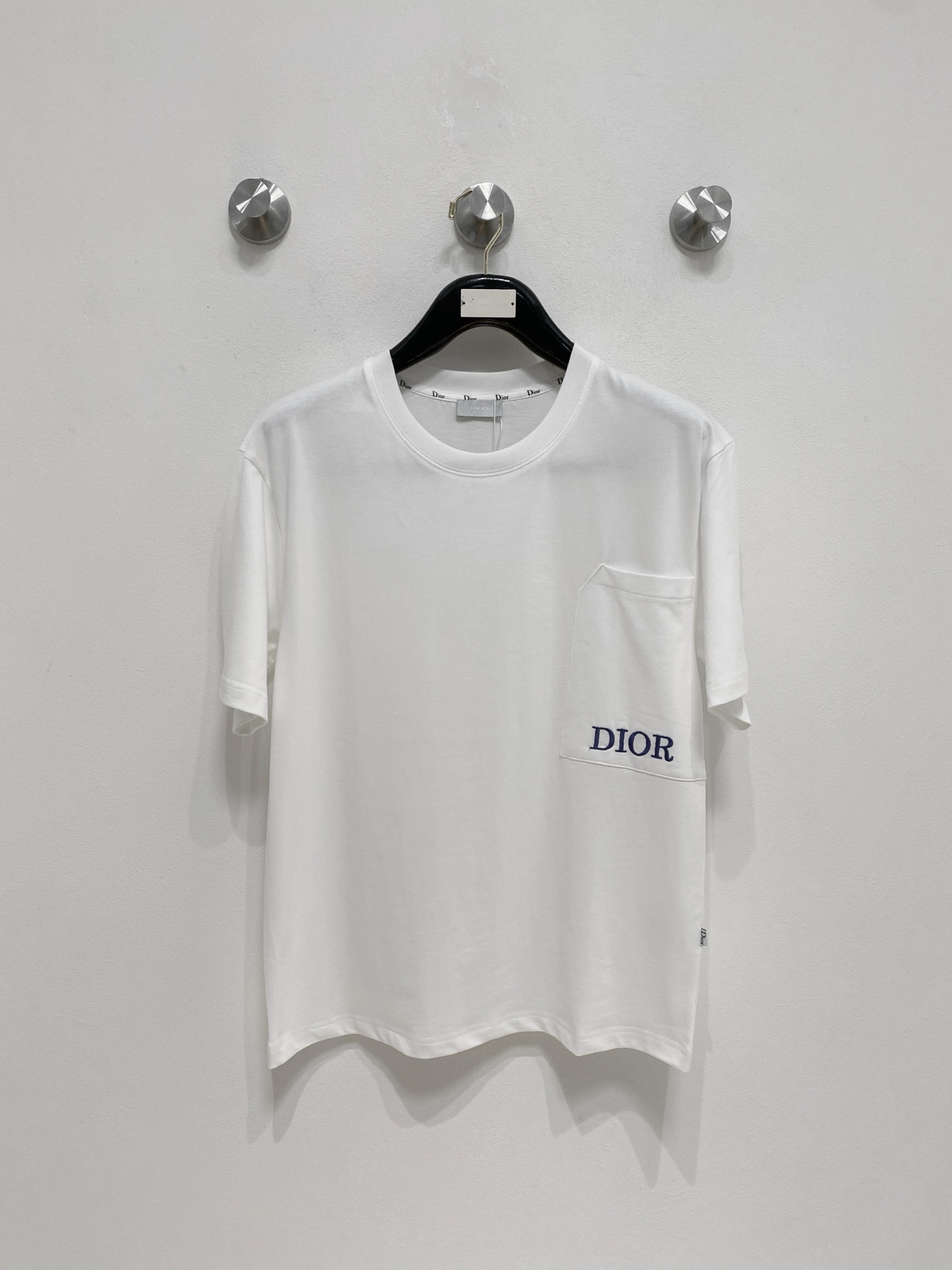 NO:507650,Dior 2025 summer new short-sleeved T-shirt, the personalized art series exclusively launched on the entire network. The versatile details are perfectly processed and pure cotton fabric is very exquisite. Original fabric. The same high-quality and comfortable hand feels very fashionable and personalized. A super versatile and beautiful style for men and women. The same color is black and white. The number of numbers M-3XL, dior, T-shirt,tees, t-shirt,alexander wang19860909迪奥2025夏季新款短袖T恤,个性艺术系列全网独家首发 百搭款细节处理完美纯棉面料十分精致 原版面料 网红明星同款高版本 高品质手感非常舒服 时尚又个性 超级百搭好看的一款男女同款颜色黑、白 码数M-3XL,,dior,T-shirt,tees，t-shirt,alexander wang,Men's clothing