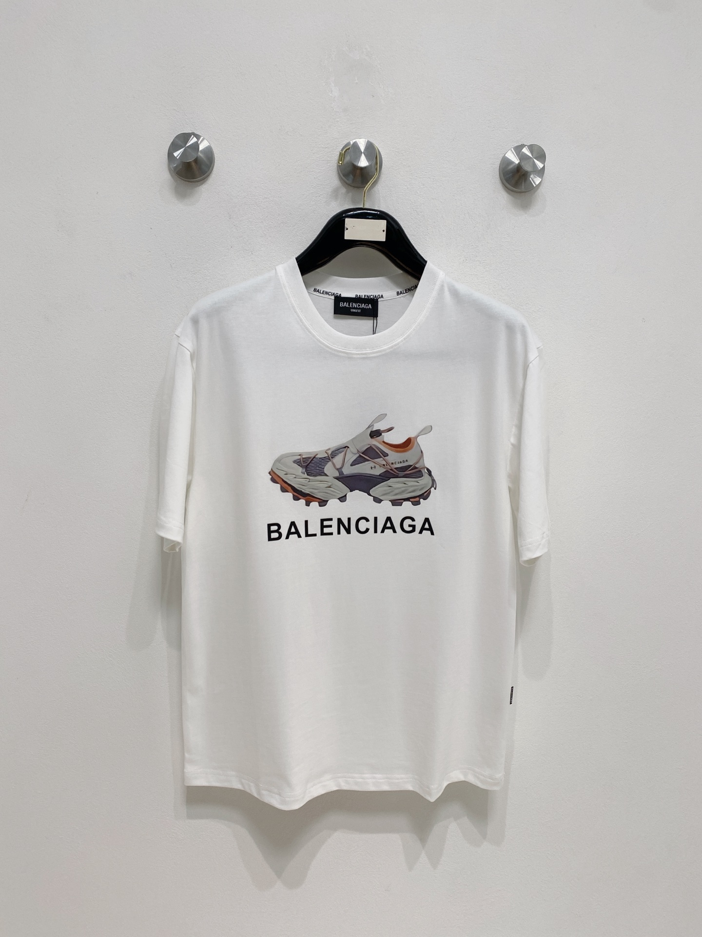 NO:507639,Balenciaga 2025 summer new short-sleeved T-shirt, the personalized art series exclusively released on the entire network. The versatile details are perfectly processed and pure cotton fabric is very exquisite. Original fabric. The same high-quality and comfortable hand feels very fashionable and personalized. A super versatile and beautiful style for men and women. The same color is black and white. M-3XL, balenciaga, T-shirt,tees, t-shirt,alexander wang19860909巴黎世家2025夏季新款短袖T恤,个性艺术系列全网独家首发 百搭款细节处理完美纯棉面料十分精致 原版面料 网红明星同款高版本 高品质手感非常舒服 时尚又个性 超级百搭好看的一款男女同款颜色黑、白 码数M-3XL,,balenciaga,T-shirt,tees，t-shirt,alexander wang,Men's clothing