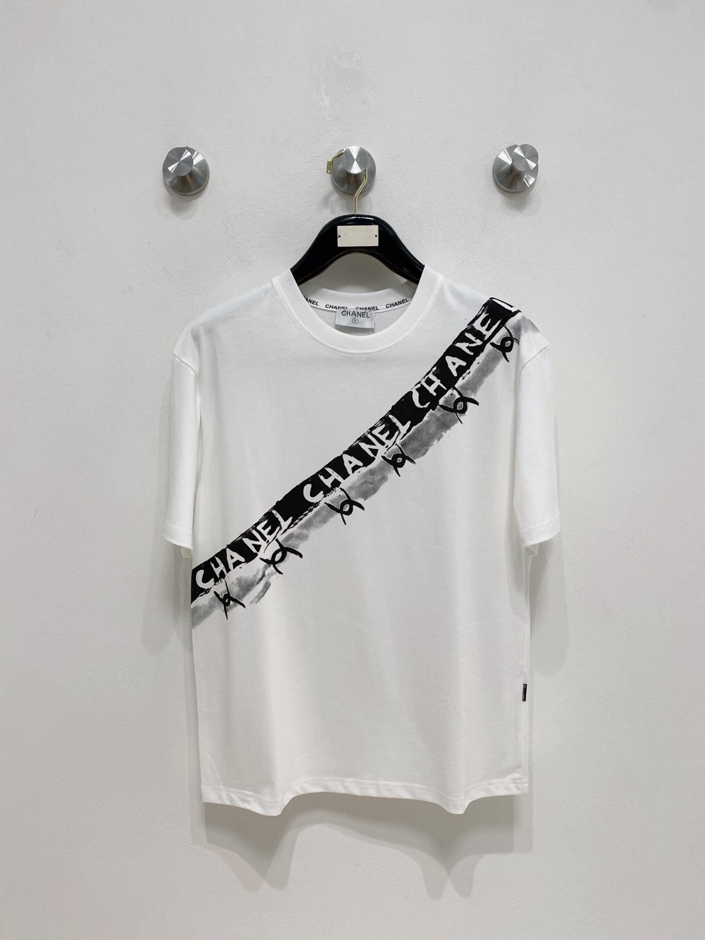 NO:507643,Chanel's new short-sleeved T-shirt for summer 2025, the personalized art series exclusively launched on the entire network. The versatile details are perfectly processed and pure cotton fabric is very exquisite. Original fabric. The same high-quality and comfortable hand feels very fashionable and personalized. A super versatile and beautiful style for men and women. The same color is black and white. The number of numbers M-3XL, chanel, T-shirt,tees, t-shirt,alexander wang19860909香奈儿2025夏季新款短袖T恤,个性艺术系列全网独家首发 百搭款细节处理完美纯棉面料十分精致 原版面料 网红明星同款高版本 高品质手感非常舒服 时尚又个性 超级百搭好看的一款男女同款颜色黑、白 码数M-3XL,,chanel,T-shirt,tees，t-shirt,alexander wang,Men's clothing