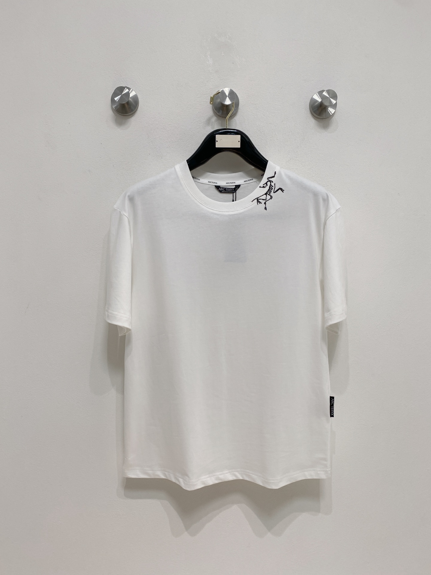 NO:507656,Archaeoptera Bird's new short-sleeved T-shirt in summer 2025, the personalized art series exclusively released on the entire network. The versatile details are perfectly processed and pure cotton fabric is very exquisite. Original fabric. The same high-quality and comfortable hand feels very fashionable and personalized. A super versatile and beautiful style for men and women. The same color is black and white. Number M-3XL, arc'teryx, T-shirt,tees, t-shirt,alexander wang19860909始祖鸟2025夏季新款短袖T恤,个性艺术系列全网独家首发 百搭款细节处理完美纯棉面料十分精致 原版面料 网红明星同款高版本 高品质手感非常舒服 时尚又个性 超级百搭好看的一款男女同款颜色黑、白 码数M-3XL,arc'teryx,T-shirt,tees，t-shirt,alexander wang,Men's clothing