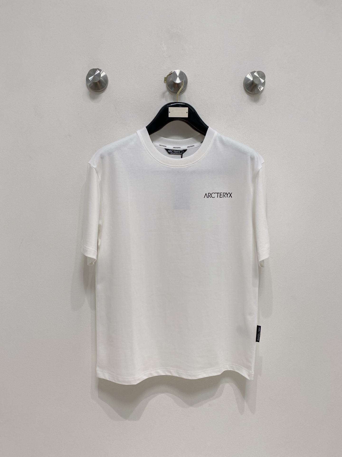 NO:507653,Armani's new short-sleeved T-shirt for summer 2025, the personalized art series exclusively launched on the entire network. The versatile details are perfectly processed and pure cotton fabric is very exquisite. Original fabric. The same high-quality and comfortable hand feels very fashionable and personalized. A super versatile and beautiful style for men and women. The same color is black and white. The number of numbers M-3XL, armani, T-shirt,tees, t-shirt,alexander wang19860909阿玛尼2025夏季新款短袖T恤,个性艺术系列全网独家首发 百搭款细节处理完美纯棉面料十分精致 原版面料 网红明星同款高版本 高品质手感非常舒服 时尚又个性 超级百搭好看的一款男女同款颜色黑、白 码数M-3XL,,armani,T-shirt,tees，t-shirt,alexander wang,Men's clothing