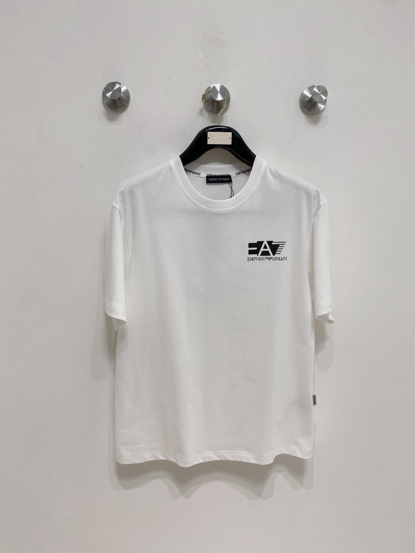 NO:507633,Armani's new short-sleeved T-shirt for summer 2025, the personalized art series exclusively launched on the entire network. The versatile details are perfectly processed and pure cotton fabric is very exquisite. Original fabric. The same high-quality and comfortable hand feels very fashionable and personalized. A super versatile and beautiful style for men and women. The same color is black and white. The number of numbers M-3XL, armani, T-shirt,tees, t-shirt,alexander wang19860909阿玛尼2025夏季新款短袖T恤,个性艺术系列全网独家首发 百搭款细节处理完美纯棉面料十分精致 原版面料 网红明星同款高版本 高品质手感非常舒服 时尚又个性 超级百搭好看的一款男女同款颜色黑、白 码数M-3XL,,armani,T-shirt,tees，t-shirt,alexander wang,Men's clothing