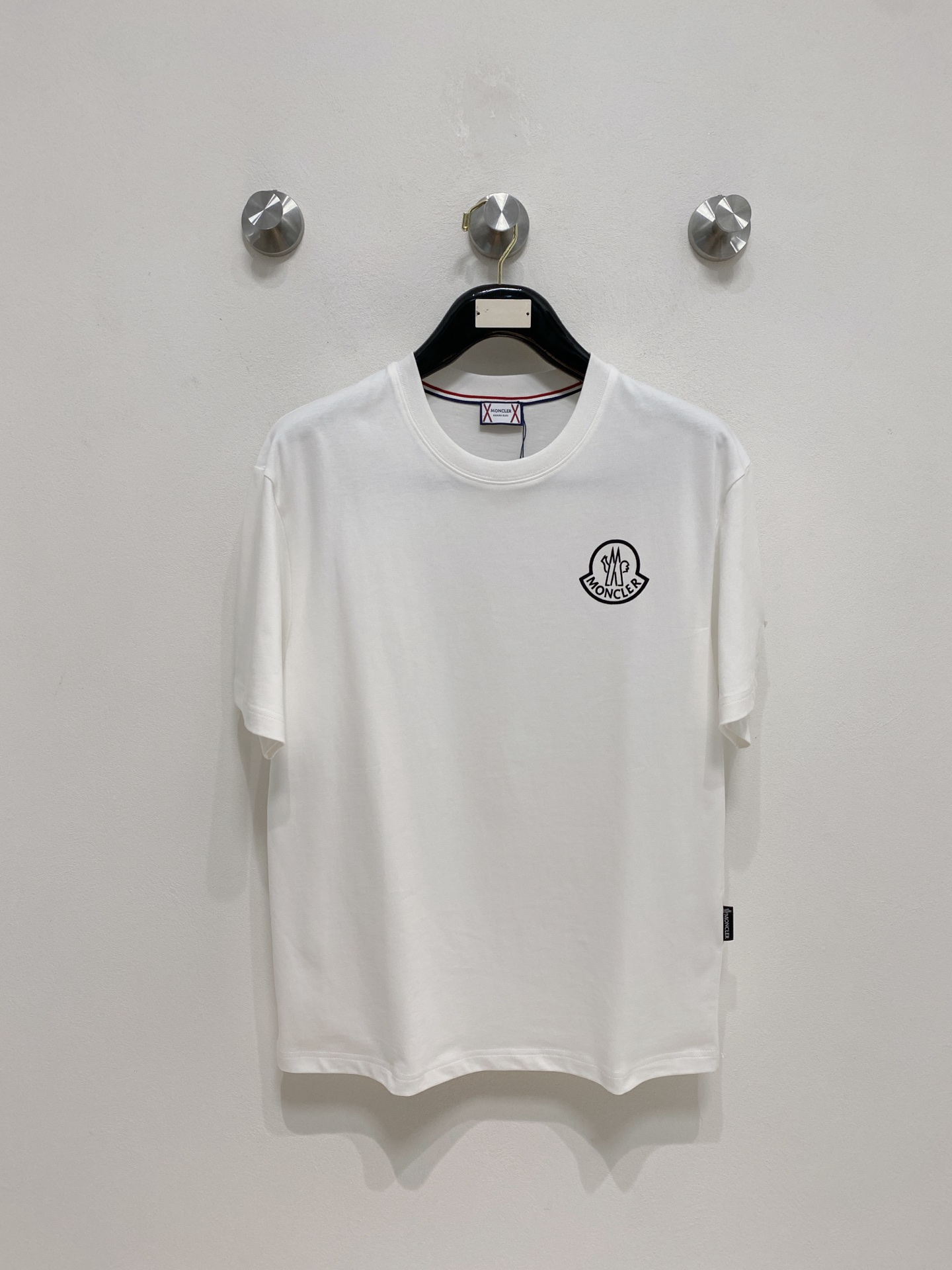 NO:507629,The new short-sleeved T-shirt for the 2025 summer, the personalized art series exclusively released on the entire network. The versatile details are perfectly processed and pure cotton fabric is very exquisite. The original fabric is the same as the Internet celebrity celebrity and the same style. The high-quality feel is very comfortable. Fashionable and personalized. The super versatile and beautiful style is the same as the men and women. The same color is black and white. The number of numbers M-3XL, Moncler, T-shirt,tees, t-shirt,alexander wang19860909蒙口2025夏季新款短袖T恤,个性艺术系列全网独家首发 百搭款细节处理完美纯棉面料十分精致 原版面料 网红明星同款高版本 高品质手感非常舒服 时尚又个性 超级百搭好看的一款男女同款颜色黑、白 码数M-3XL,,Moncler,T-shirt,tees，t-shirt,alexander wang,Men's clothing