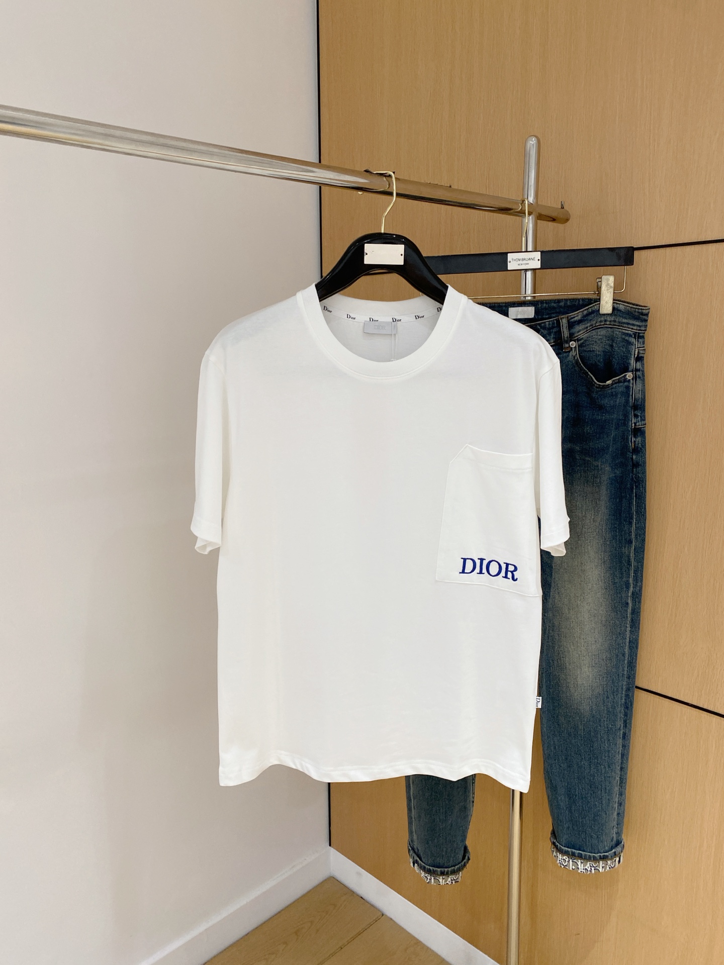 NO:488495,Dior 2025 summer new short-sleeved T-shirt, the personalized art series exclusively launched on the entire network. The versatile details are perfectly processed and pure cotton fabric is very exquisite. Original fabric. The same high-quality and comfortable hand feels very fashionable and personalized. A super versatile and beautiful style for men and women. The same color is black and white. The number of numbers M-3XL, dior, T-shirt,tees, t-shirt,alexander wang19860909迪奥2025夏季新款短袖T恤,个性艺术系列全网独家首发 百搭款细节处理完美纯棉面料十分精致 原版面料 网红明星同款高版本 高品质手感非常舒服 时尚又个性 超级百搭好看的一款男女同款颜色黑、白 码数M-3XL,,dior,T-shirt,tees，t-shirt,alexander wang,Men's clothing