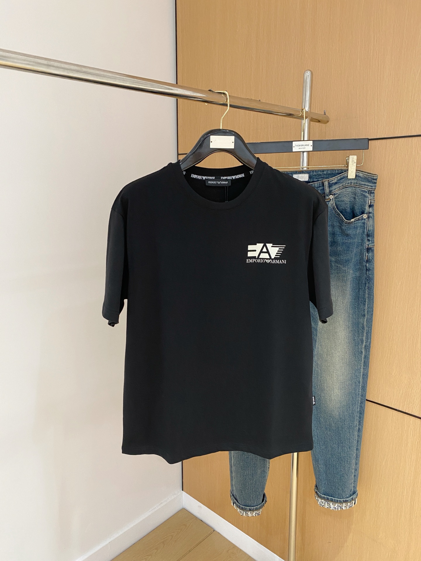 NO:507707,Armani's new short-sleeved T-shirt for summer 2025, the personalized art series exclusively launched on the entire network. The versatile details are perfectly processed and pure cotton fabric is very exquisite. Original fabric. The same high-quality and comfortable hand feels very fashionable and personalized. A super versatile and beautiful style for men and women. The same color is black and white. The number of numbers M-3XL, armani, T-shirt,tees, t-shirt,alexander wang19860909阿玛尼2025夏季新款短袖T恤,个性艺术系列全网独家首发 百搭款细节处理完美纯棉面料十分精致 原版面料 网红明星同款高版本 高品质手感非常舒服 时尚又个性 超级百搭好看的一款男女同款颜色黑、白 码数M-3XL,,armani,T-shirt,tees，t-shirt,alexander wang,Men's clothing