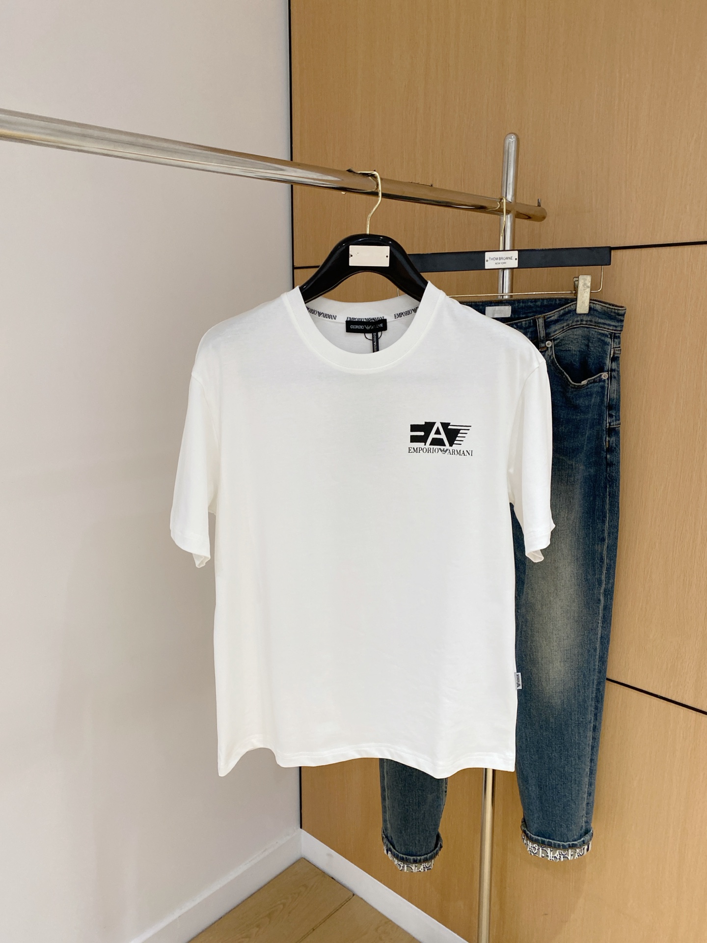 NO:441386,Armani's new short-sleeved T-shirt for summer 2025, the personalized art series exclusively launched on the entire network. The versatile details are perfectly processed and pure cotton fabric is very exquisite. Original fabric. The same high-quality and comfortable hand feels very fashionable and personalized. A super versatile and beautiful style for men and women. The same color is black and white. The number of numbers M-3XL, armani, T-shirt,tees, t-shirt,alexander wang19860909阿玛尼2025夏季新款短袖T恤,个性艺术系列全网独家首发 百搭款细节处理完美纯棉面料十分精致 原版面料 网红明星同款高版本 高品质手感非常舒服 时尚又个性 超级百搭好看的一款男女同款颜色黑、白 码数M-3XL,,armani,T-shirt,tees，t-shirt,alexander wang,Men's clothing