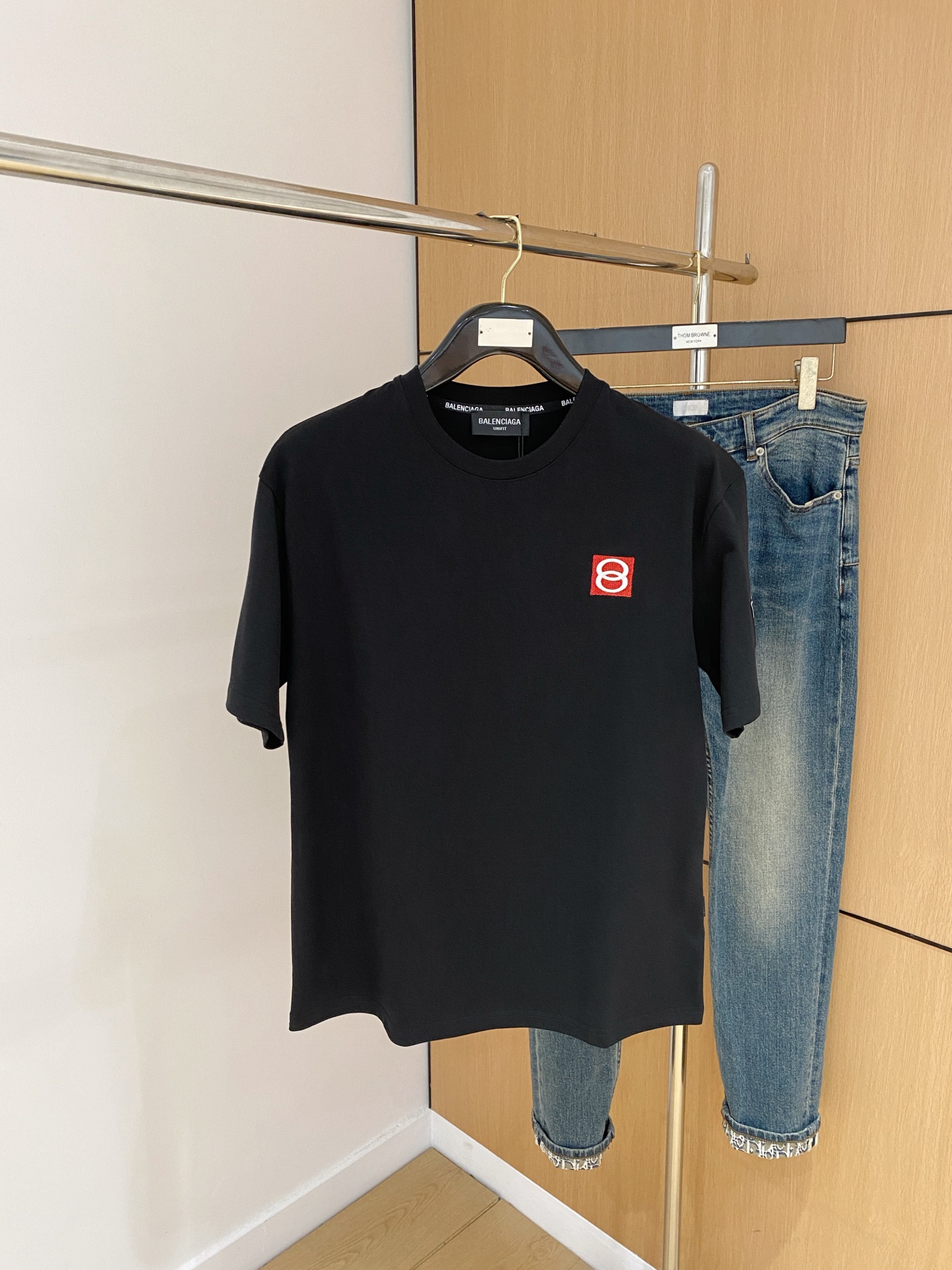 NO:450135,Balenciaga 2025 summer new short-sleeved T-shirt, the personalized art series exclusively released on the entire network. The versatile details are perfectly processed and pure cotton fabric is very exquisite. Original fabric. The same high-quality and comfortable hand feels very fashionable and personalized. A super versatile and beautiful style for men and women. The same color is black and white. M-3XL, balenciaga, T-shirt,tees, t-shirt,alexander wang19860909巴黎世家2025夏季新款短袖T恤,个性艺术系列全网独家首发 百搭款细节处理完美纯棉面料十分精致 原版面料 网红明星同款高版本 高品质手感非常舒服 时尚又个性 超级百搭好看的一款男女同款颜色黑、白 码数M-3XL,,balenciaga,T-shirt,tees，t-shirt,alexander wang,Men's clothing