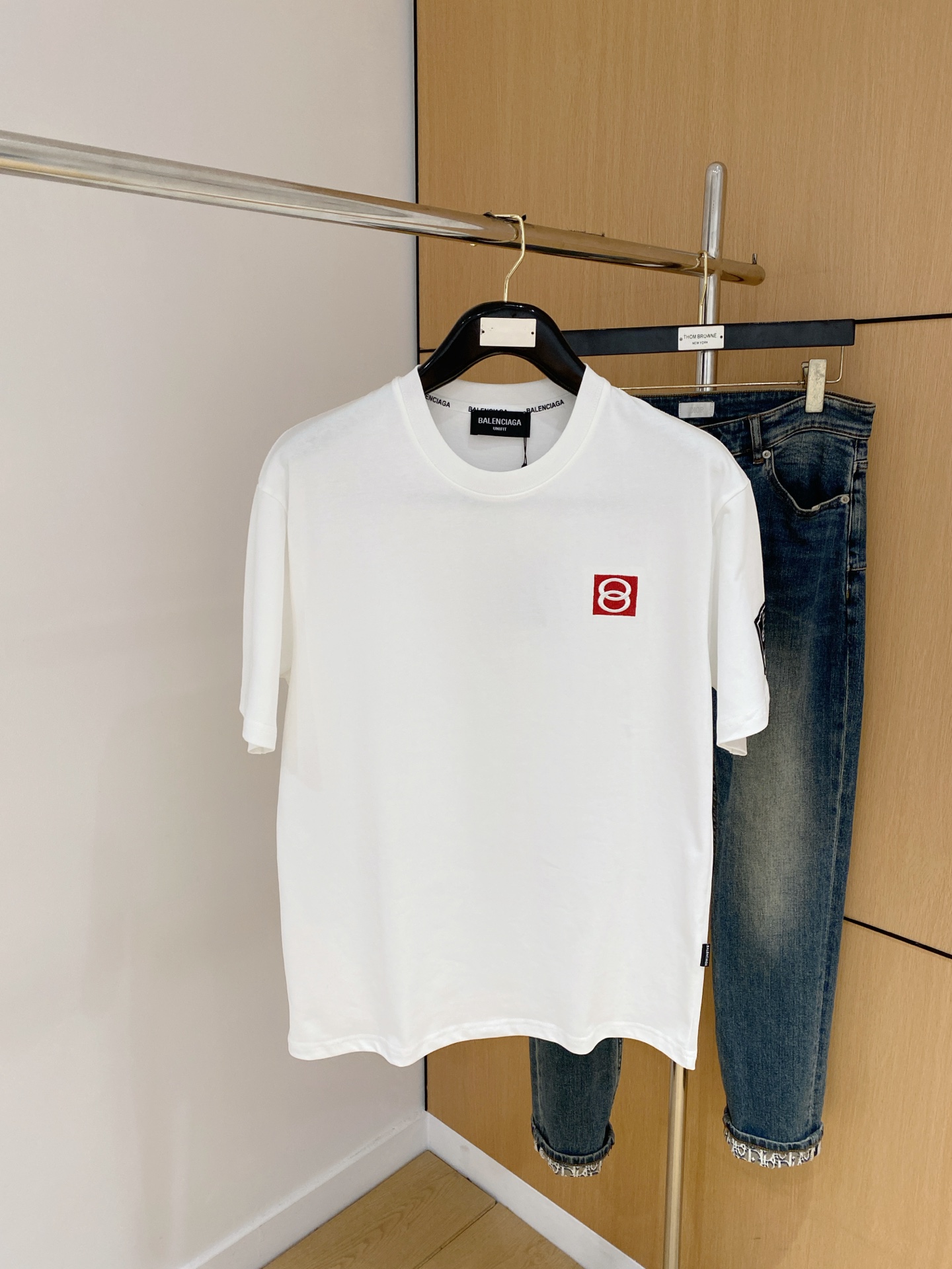 NO:488502,Balenciaga 2025 summer new short-sleeved T-shirt, the personalized art series exclusively released on the entire network. The versatile details are perfectly processed and pure cotton fabric is very exquisite. Original fabric. The same high-quality and comfortable hand feels very fashionable and personalized. A super versatile and beautiful style for men and women. The same color is black and white. M-3XL, balenciaga, T-shirt,tees, t-shirt,alexander wang19860909巴黎世家2025夏季新款短袖T恤,个性艺术系列全网独家首发 百搭款细节处理完美纯棉面料十分精致 原版面料 网红明星同款高版本 高品质手感非常舒服 时尚又个性 超级百搭好看的一款男女同款颜色黑、白 码数M-3XL,,balenciaga,T-shirt,tees，t-shirt,alexander wang,Men's clothing