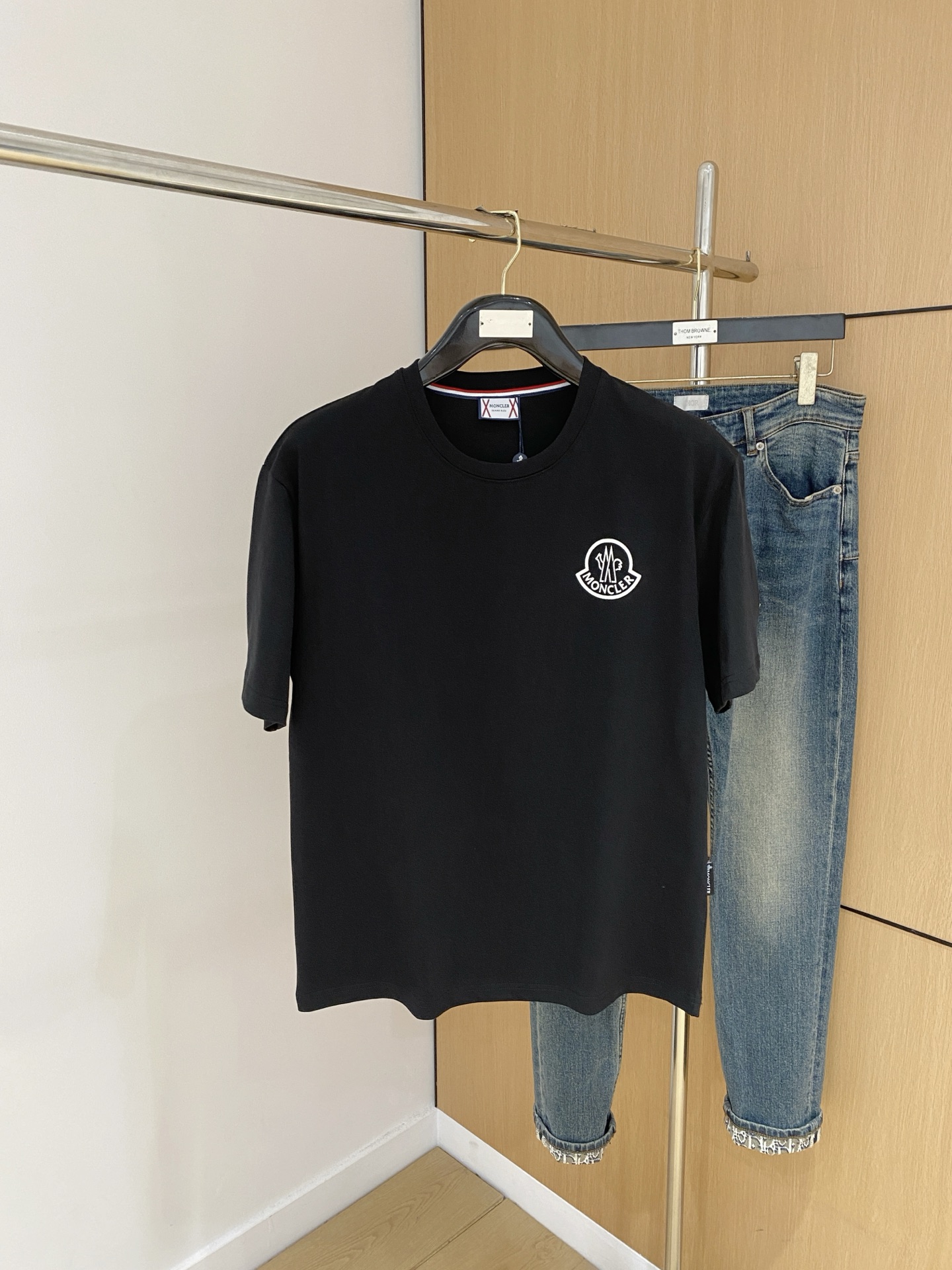 NO:507703,The new short-sleeved T-shirt for the 2025 summer, the personalized art series exclusively released on the entire network. The versatile details are perfectly processed and pure cotton fabric is very exquisite. The original fabric is the same as the Internet celebrity celebrity and the same style. The high-quality feel is very comfortable. Fashionable and personalized. The super versatile and beautiful style is the same as the men and women. The same color is black and white. The number of numbers M-3XL, Moncler, T-shirt,tees, t-shirt,alexander wang19860909蒙口2025夏季新款短袖T恤,个性艺术系列全网独家首发 百搭款细节处理完美纯棉面料十分精致 原版面料 网红明星同款高版本 高品质手感非常舒服 时尚又个性 超级百搭好看的一款男女同款颜色黑、白 码数M-3XL,,Moncler,T-shirt,tees，t-shirt,alexander wang,Men's clothing