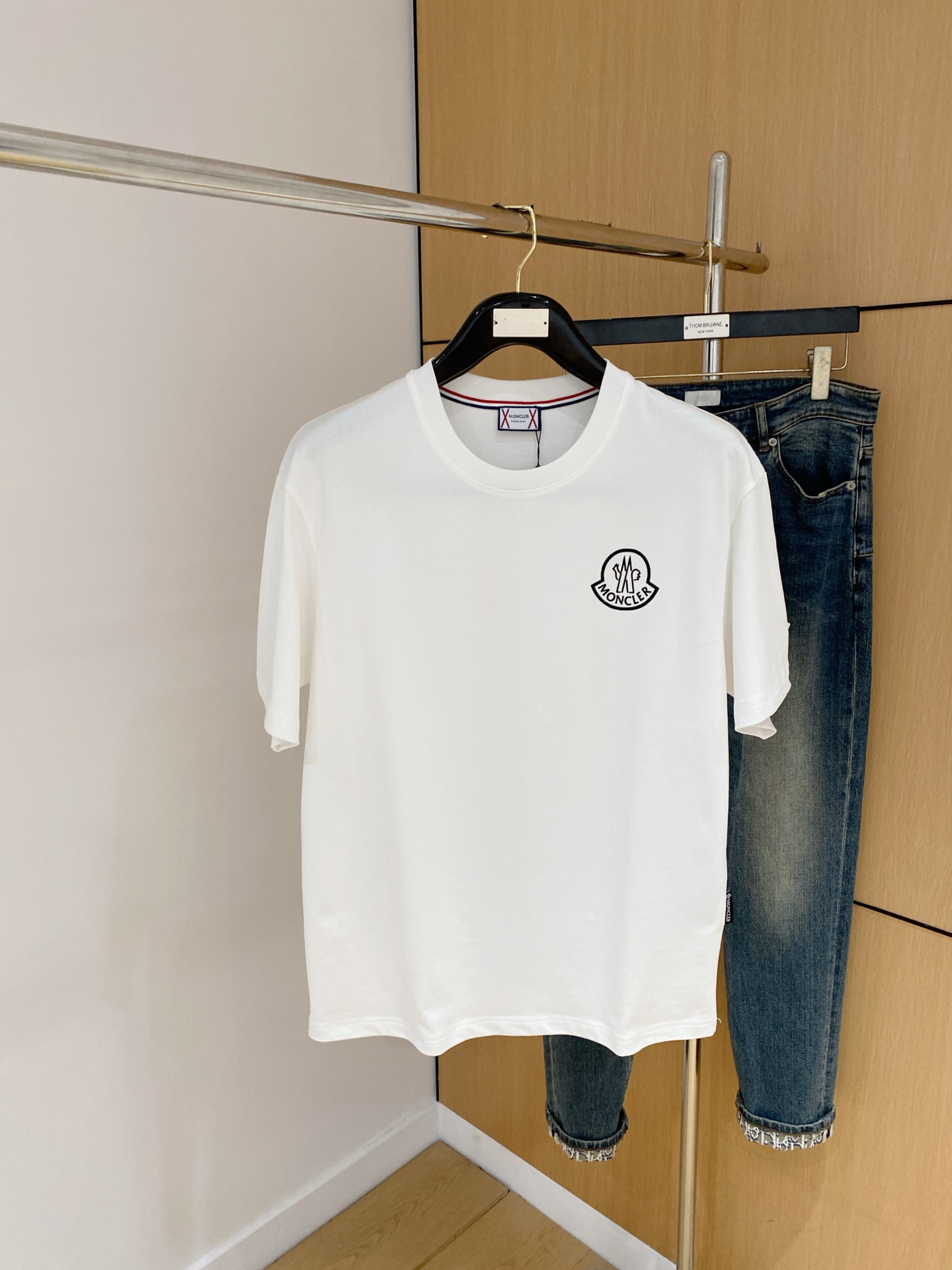 NO:441392,The new short-sleeved T-shirt for the 2025 summer, the personalized art series exclusively released on the entire network. The versatile details are perfectly processed and pure cotton fabric is very exquisite. The original fabric is the same as the Internet celebrity celebrity and the same style. The high-quality feel is very comfortable. Fashionable and personalized. The super versatile and beautiful style is the same as the men and women. The same color is black and white. The number of numbers M-3XL, Moncler, T-shirt,tees, t-shirt,alexander wang19860909蒙口2025夏季新款短袖T恤,个性艺术系列全网独家首发 百搭款细节处理完美纯棉面料十分精致 原版面料 网红明星同款高版本 高品质手感非常舒服 时尚又个性 超级百搭好看的一款男女同款颜色黑、白 码数M-3XL,,Moncler,T-shirt,tees，t-shirt,alexander wang,Men's clothing