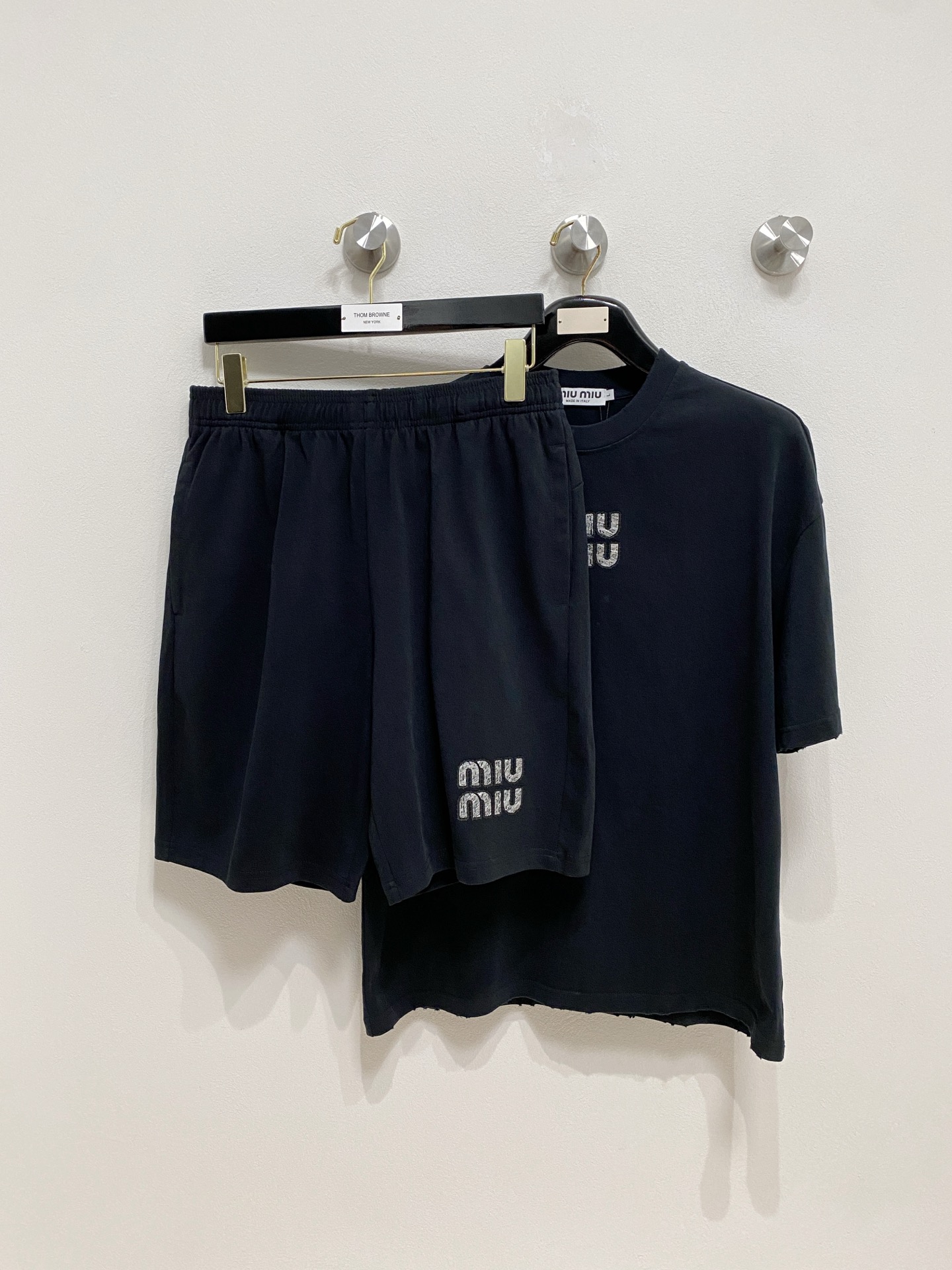 P miumiu🔥🔥高端定制 2026春夏新款首发专柜最新款短袖短裤休闲潮男套装套装 重工凹凸图案设计 