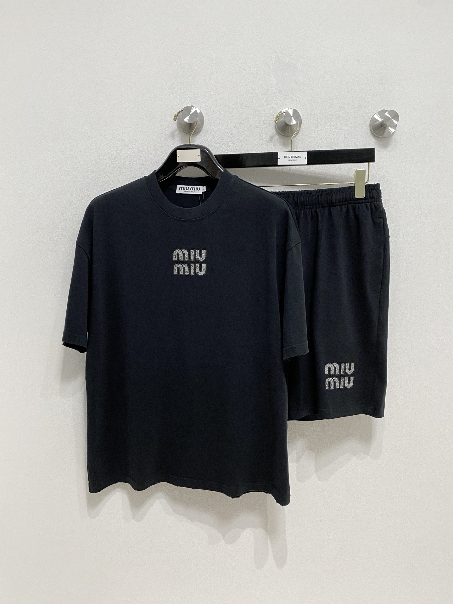 P miumiu🔥🔥高端定制 2026春夏新款首发专柜最新款短袖短裤休闲潮男套装套装 重工凹凸图案设计 