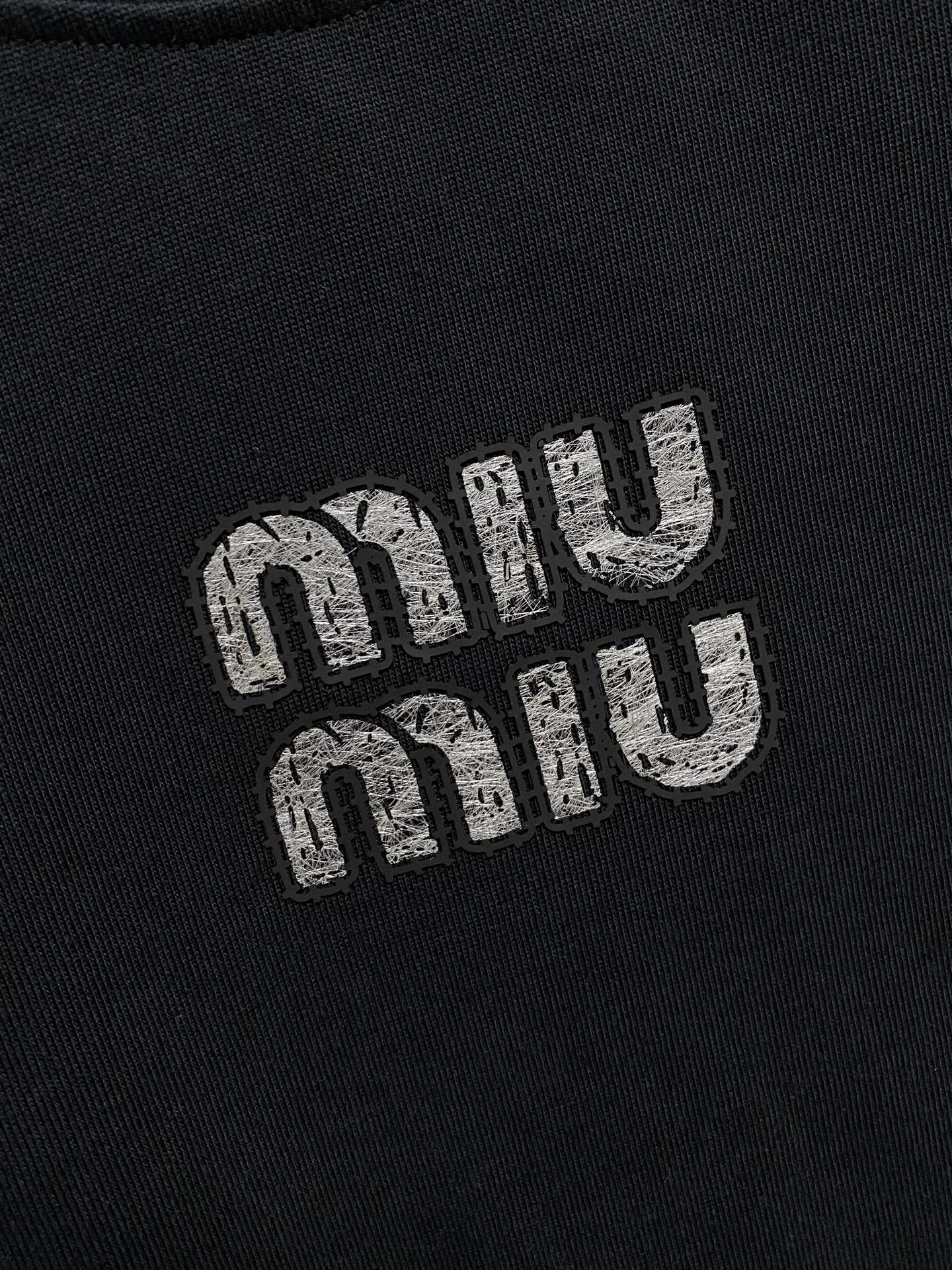 P miumiu🔥🔥高端定制 2026春夏新款首发专柜最新款短袖短裤休闲潮男套装套装 重工凹凸图案设计 