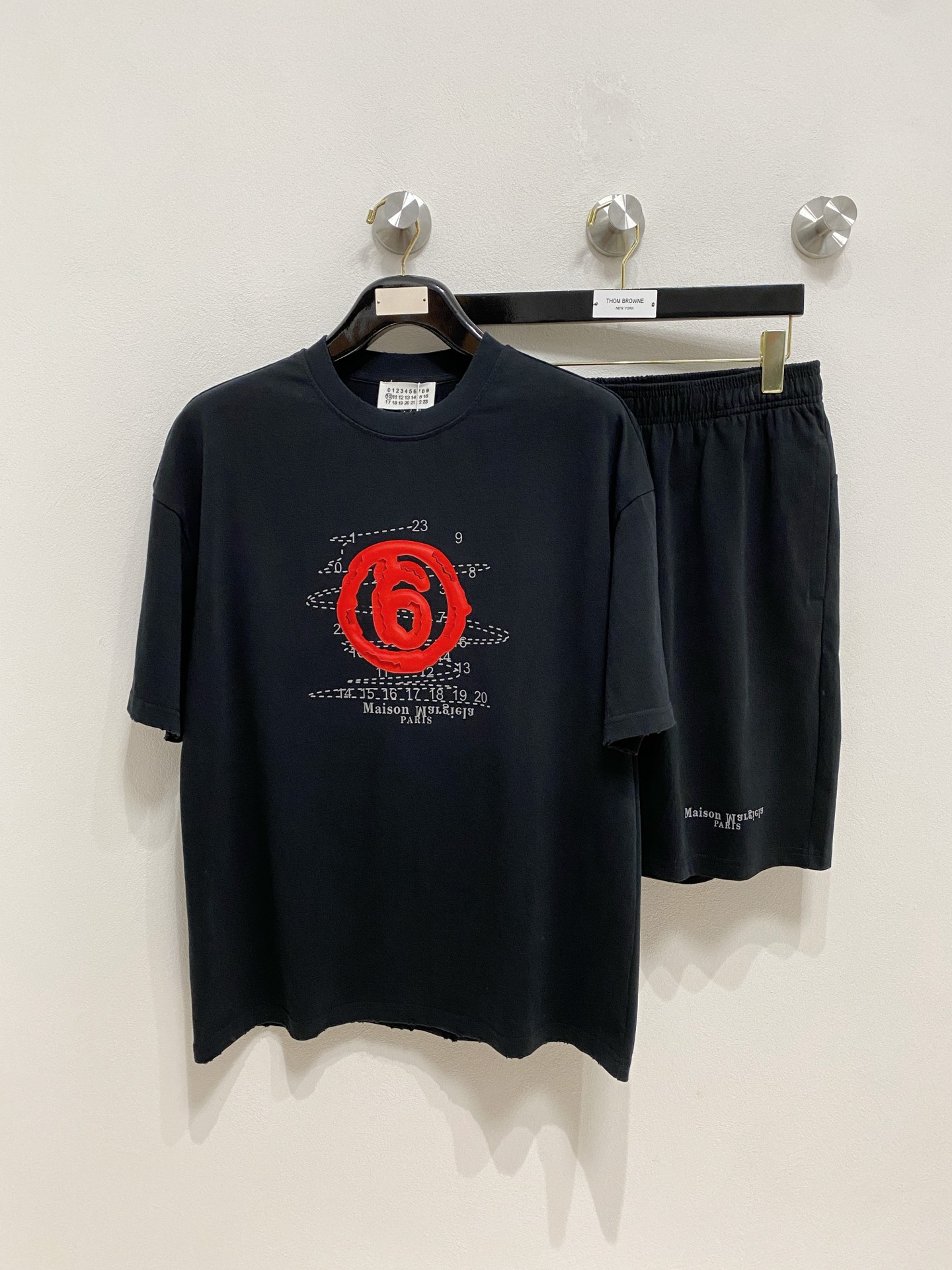P 马吉拉🔥🔥高端定制 2026春夏新款首发专柜最新款短袖短裤休闲潮男套装套装 重工凹凸图案设计 领子袖