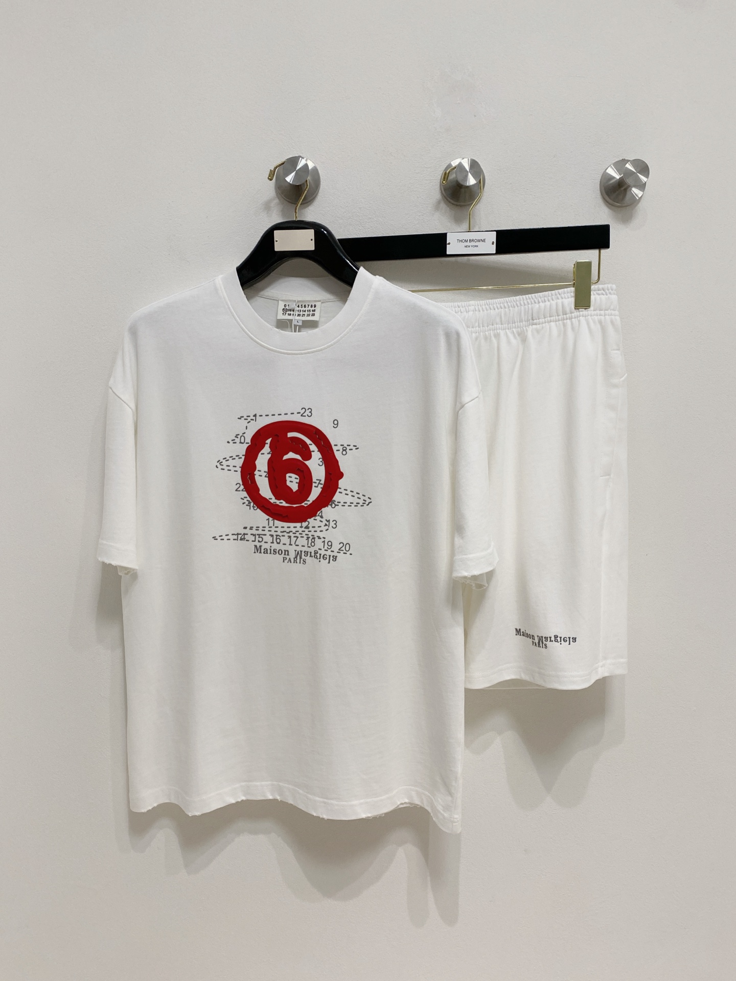P 马吉拉🔥🔥高端定制 2026春夏新款首发专柜最新款短袖短裤休闲潮男套装套装 重工凹凸图案设计 领子袖