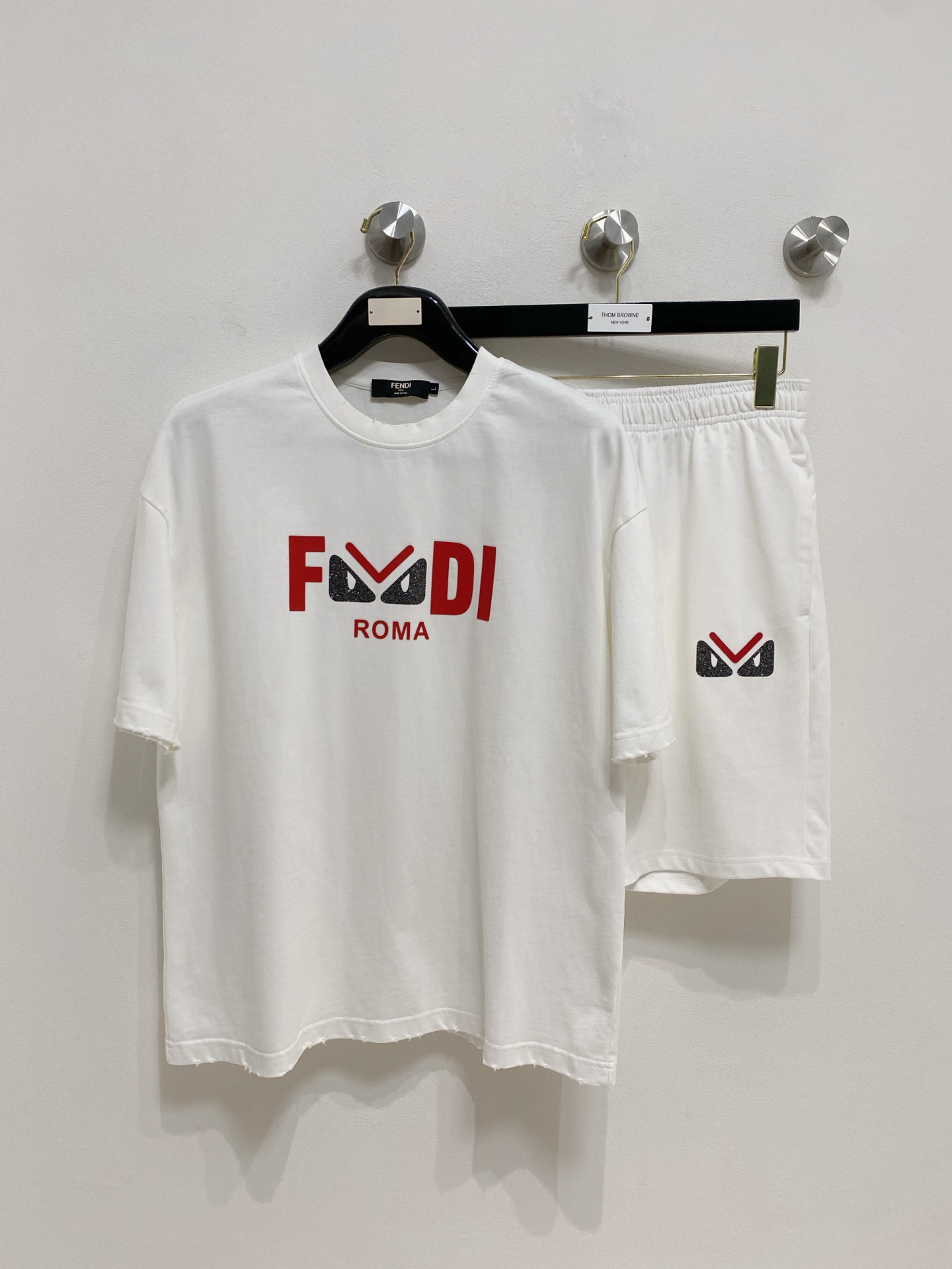 P芬迪🔥🔥高端定制 2026春夏新款首发专柜最新款短袖短裤休闲潮男套装套装 重工凹凸图案设计 领子袖子做