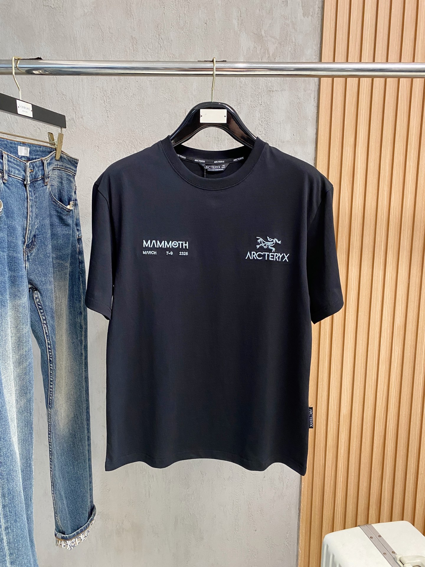 NO:455392,Archaeoptera Bird's new short-sleeved T-shirt in summer 2025, the personalized art series exclusively released on the entire network. The versatile details are perfectly processed and pure cotton fabric is very exquisite. Original fabric. The same high-quality and comfortable hand feels very fashionable and personalized. A super versatile and beautiful style for men and women. The same color is black and white. Number M-3XL, arc'teryx, T-shirt,tees, t-shirt,alexander wang19860909始祖鸟2025夏季新款短袖T恤,个性艺术系列全网独家首发 百搭款细节处理完美纯棉面料十分精致 原版面料 网红明星同款高版本 高品质手感非常舒服 时尚又个性 超级百搭好看的一款男女同款颜色黑、白 码数M-3XL,arc'teryx,T-shirt,tees，t-shirt,alexander wang,Men's clothing