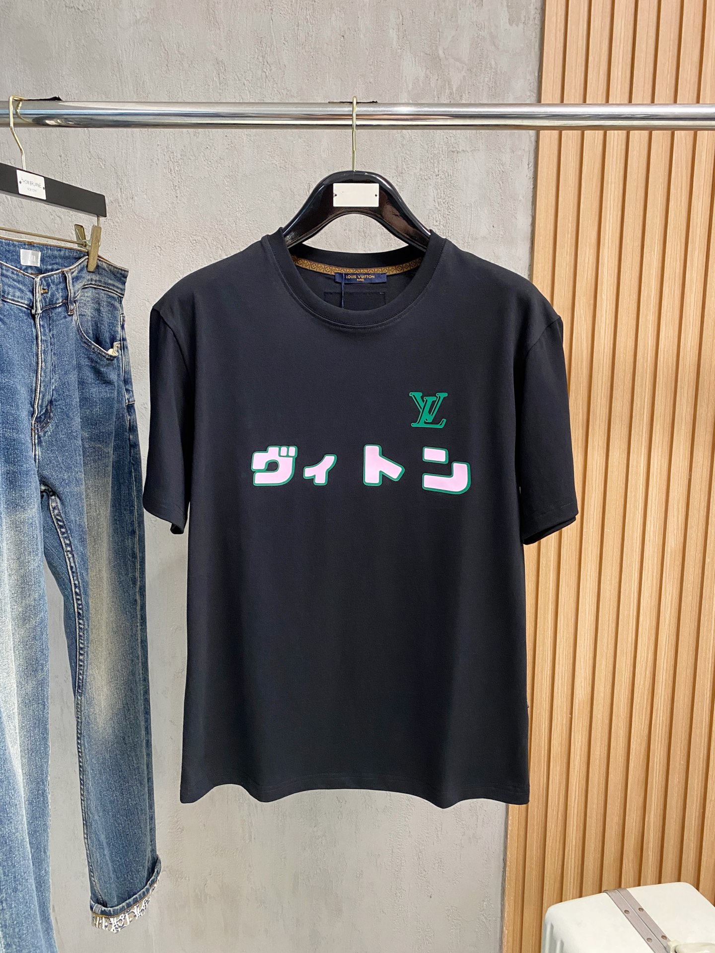 NO:455387,LV2025 summer new short-sleeved T-shirt, the personalized art series exclusively released on the entire network. The versatile details are perfectly processed and pure cotton fabric is very exquisite. Original fabric. The same high-quality and comfortable hand feels very fashionable and personalized. A super versatile and beautiful style for men and women. The same color is black and white. The number of numbers M-3XL, louis vuitton, T-shirt,tees, t-shirt,alexander wang19860909LV2025夏季新款短袖T恤,个性艺术系列全网独家首发 百搭款细节处理完美纯棉面料十分精致 原版面料 网红明星同款高版本 高品质手感非常舒服 时尚又个性 超级百搭好看的一款男女同款颜色黑、白 码数M-3XL,,louis vuitton,T-shirt,tees，t-shirt,alexander wang,Men's clothing